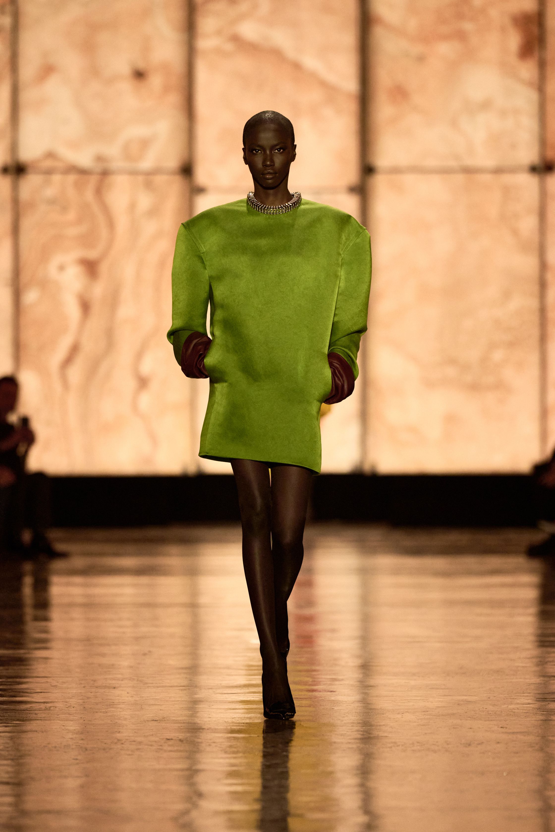 Ultra Violet, синий Кляйна, красный и травяной: 20+ ярких вещей для серого ноября (фото 21)