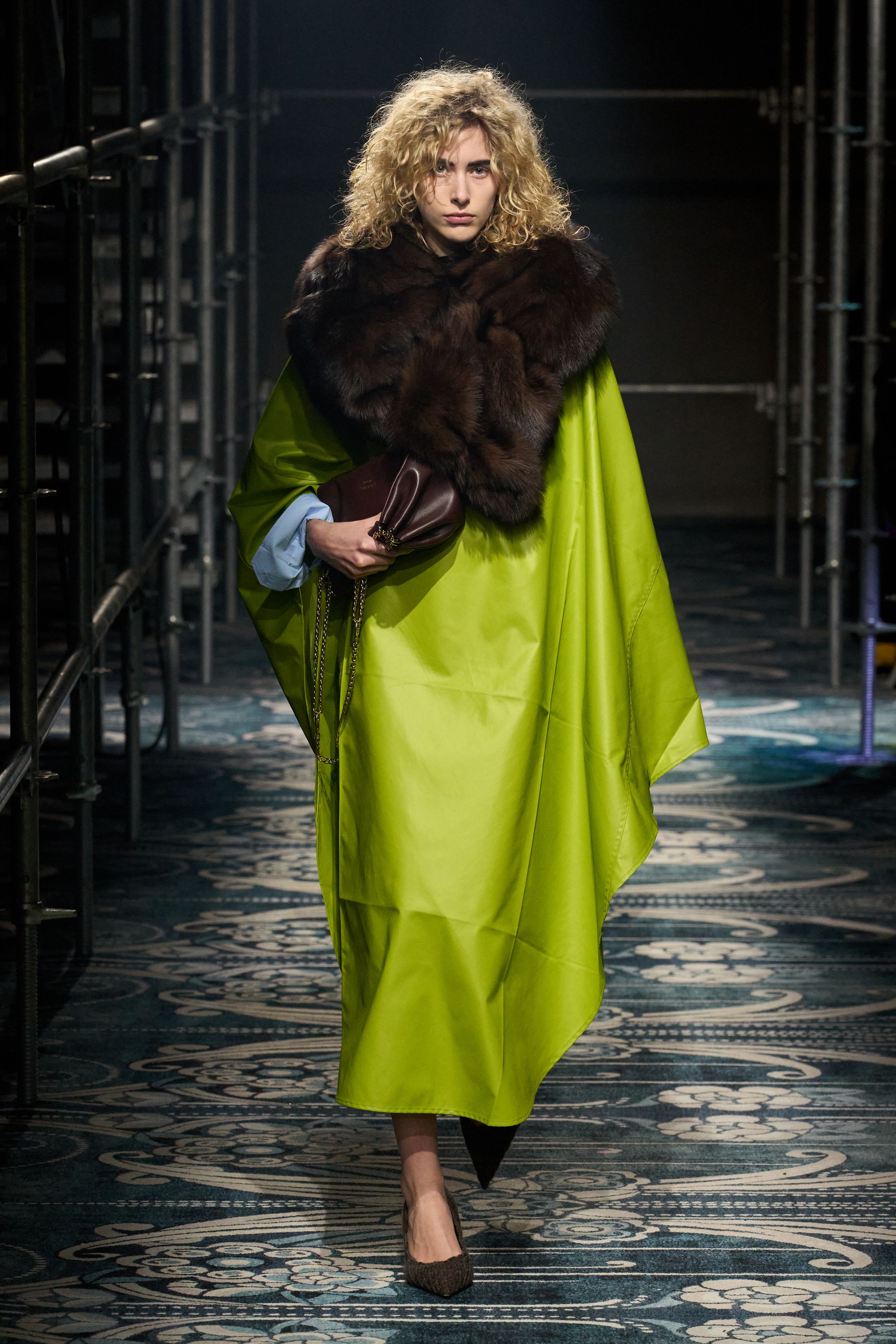 Ultra Violet, синий Кляйна, красный и травяной: 20+ ярких вещей для серого ноября (фото 22)