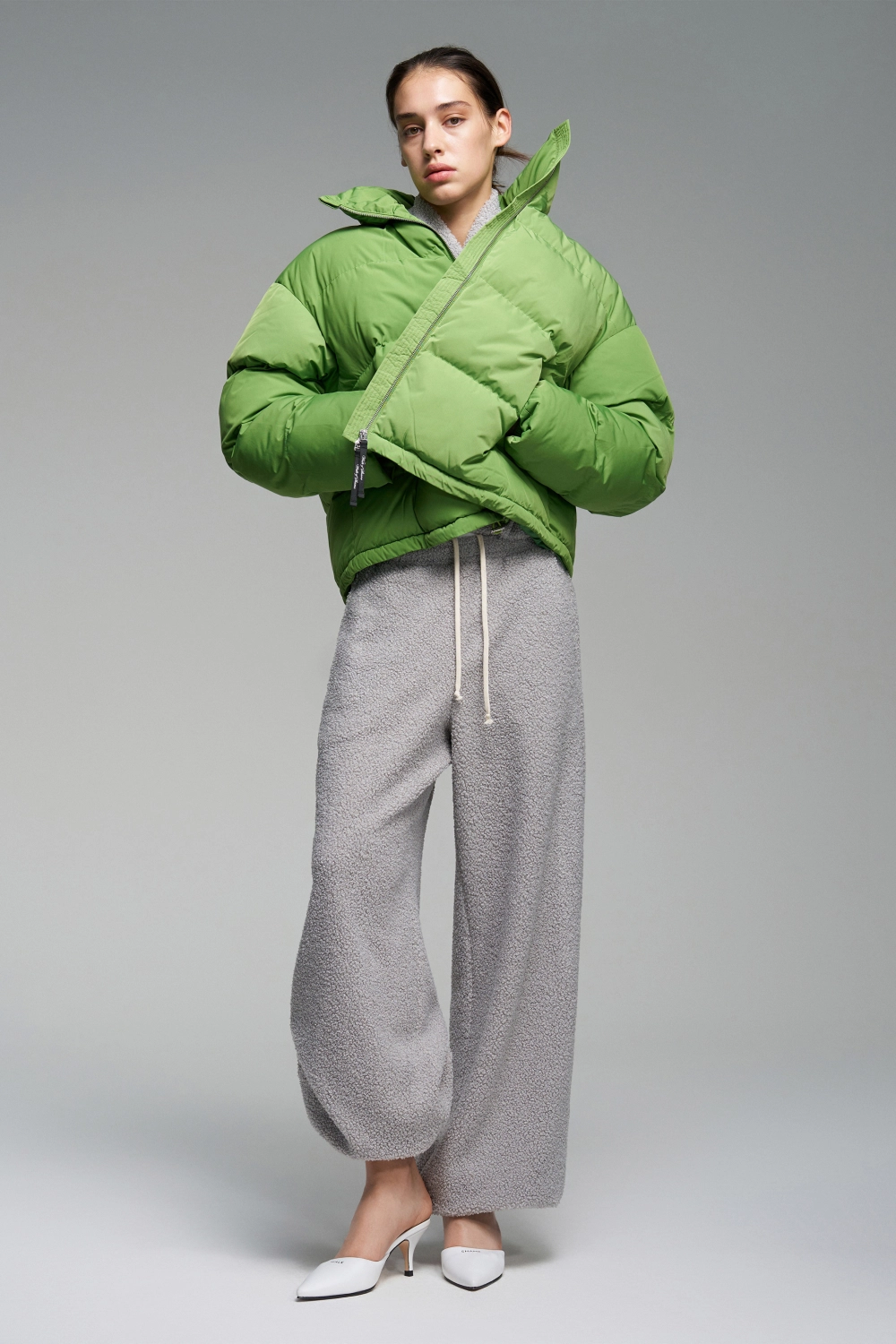 Ultra Violet, синий Кляйна, красный и травяной: 20+ ярких вещей для серого ноября (фото 27)