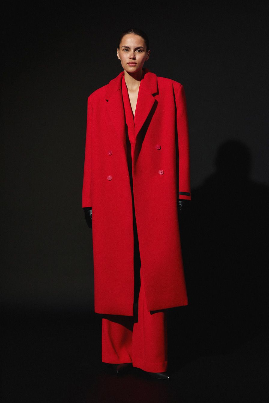 Ultra Violet, синий Кляйна, красный и травяной: 20+ ярких вещей для серого ноября (фото 38)