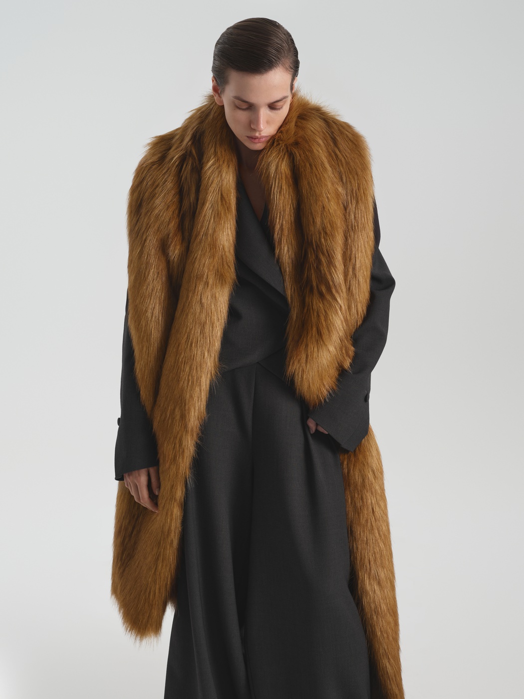 Шкурки, палантины и гиперобъемные шубы: как и с чем носить мех зимой 2025 (фото 5)