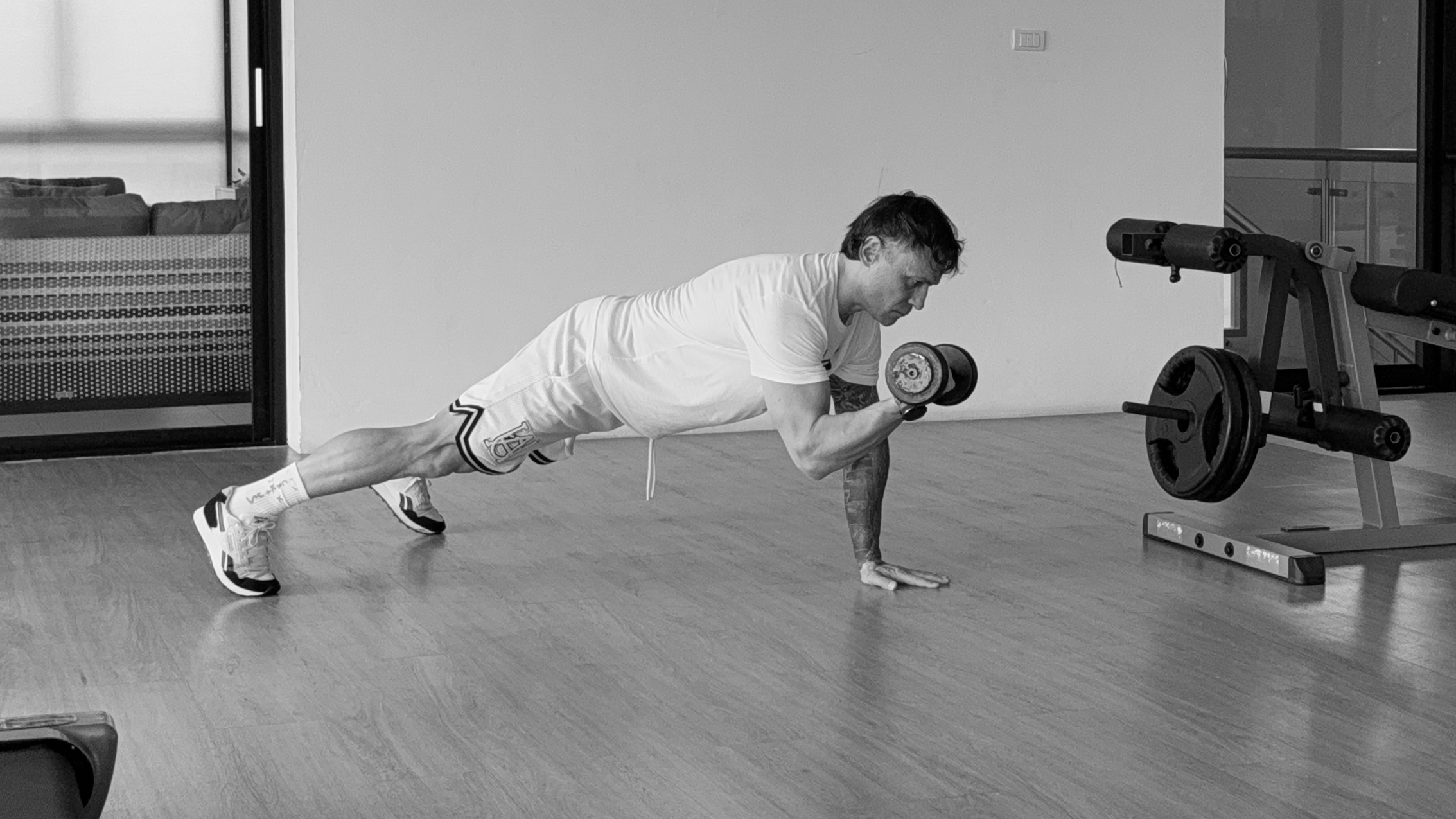 Как натренировать руки и плечи, не набирая массу? Показывает тренер (фото 2)