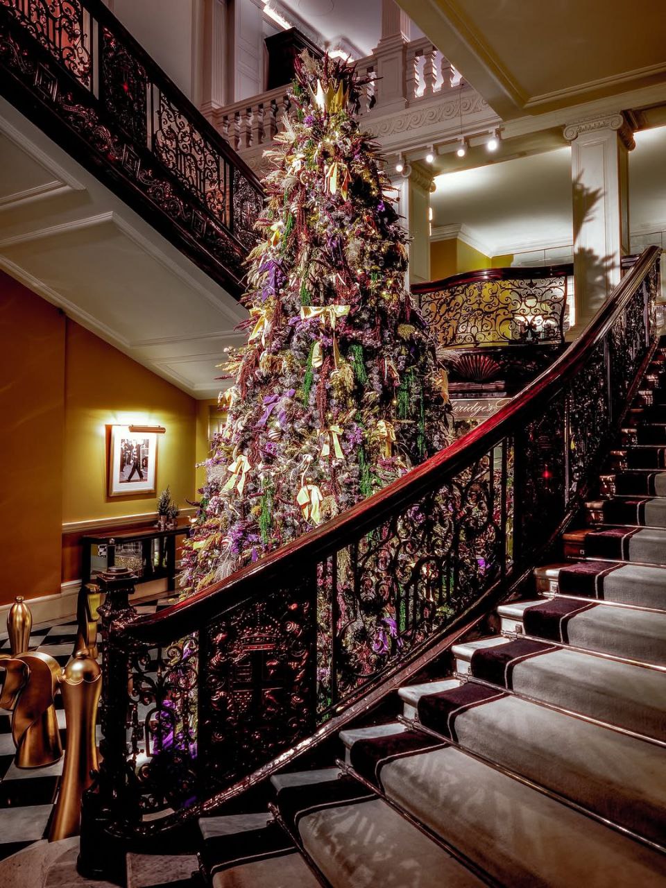 Burberry украсил новогоднюю елку в отеле Claridge's (фото 3)