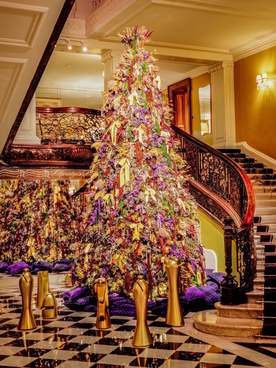 Burberry украсил новогоднюю елку в отеле Claridge's (фото 1)