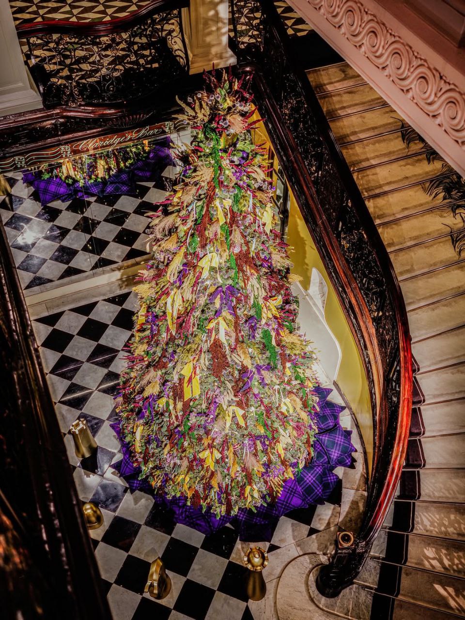 Burberry украсил новогоднюю елку в отеле Claridge's (фото 2)