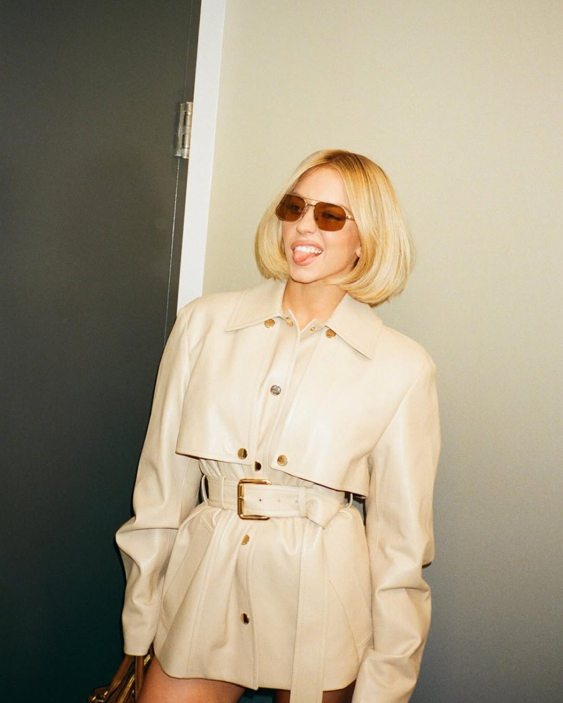 Самая трендовая стрижка этой зимы? Конечно, боб средней длины, как у Сидни Суини (фото 2)