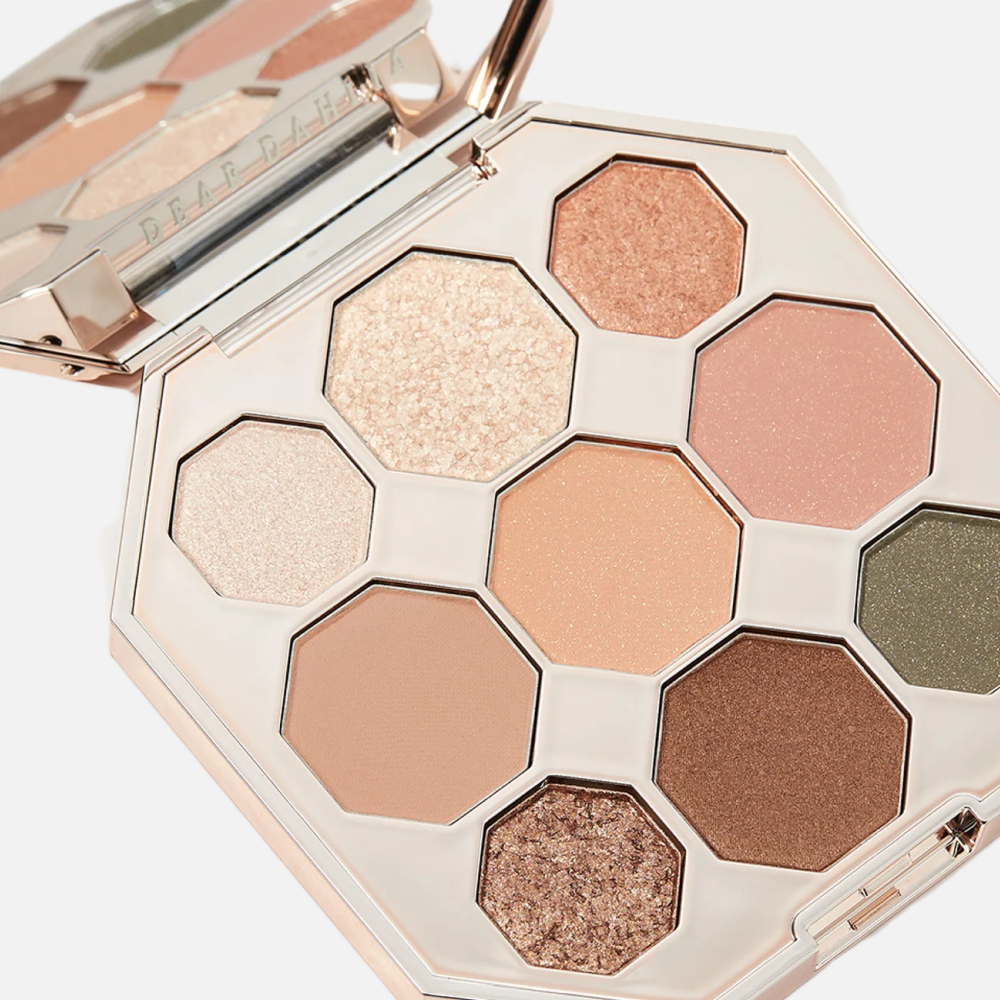 Глиттеры, палетки, помады и подводки: блестящая декоративная косметика для новогодних корпоративов (фото 8)