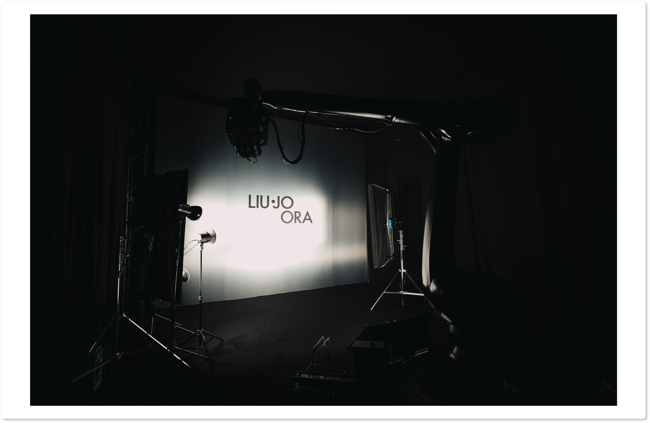 Деним, стразы, бахрома: новая глава бренда Liu Jo (фото 1)