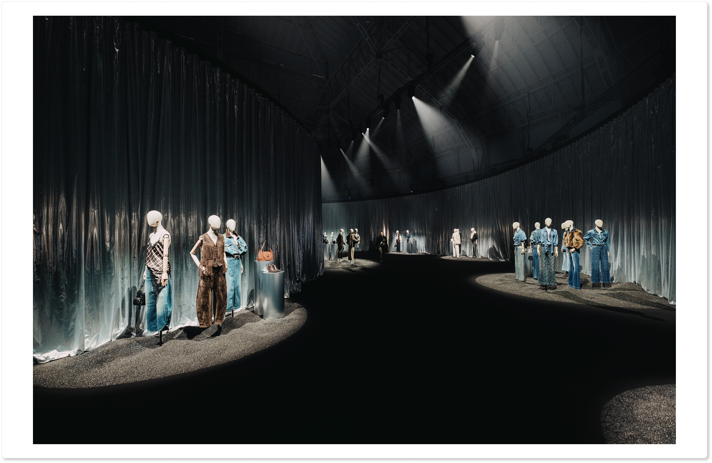 Деним, стразы, бахрома: новая глава бренда Liu Jo (фото 3)