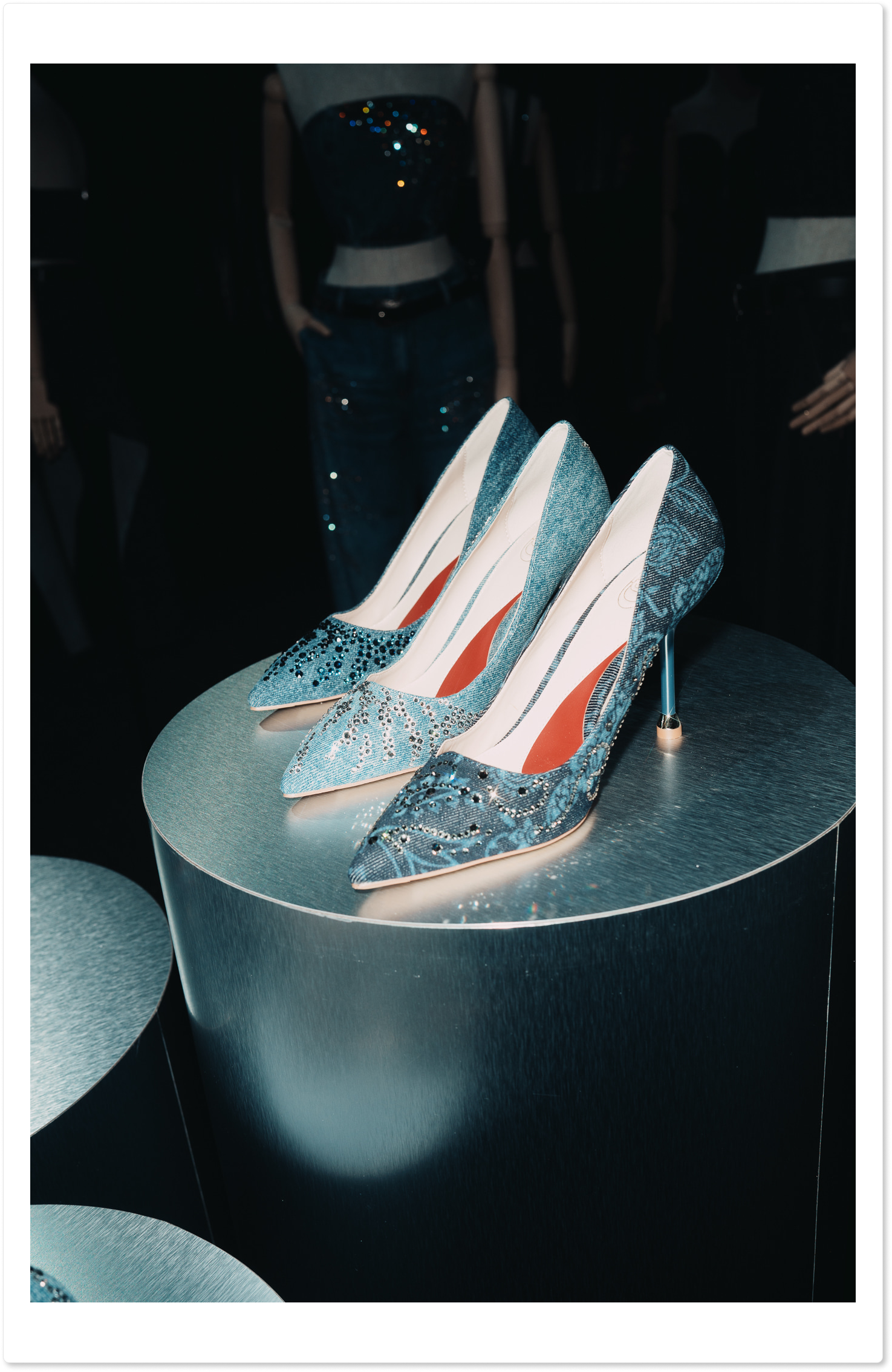 Деним, стразы, бахрома: новая глава бренда Liu Jo (фото 10)