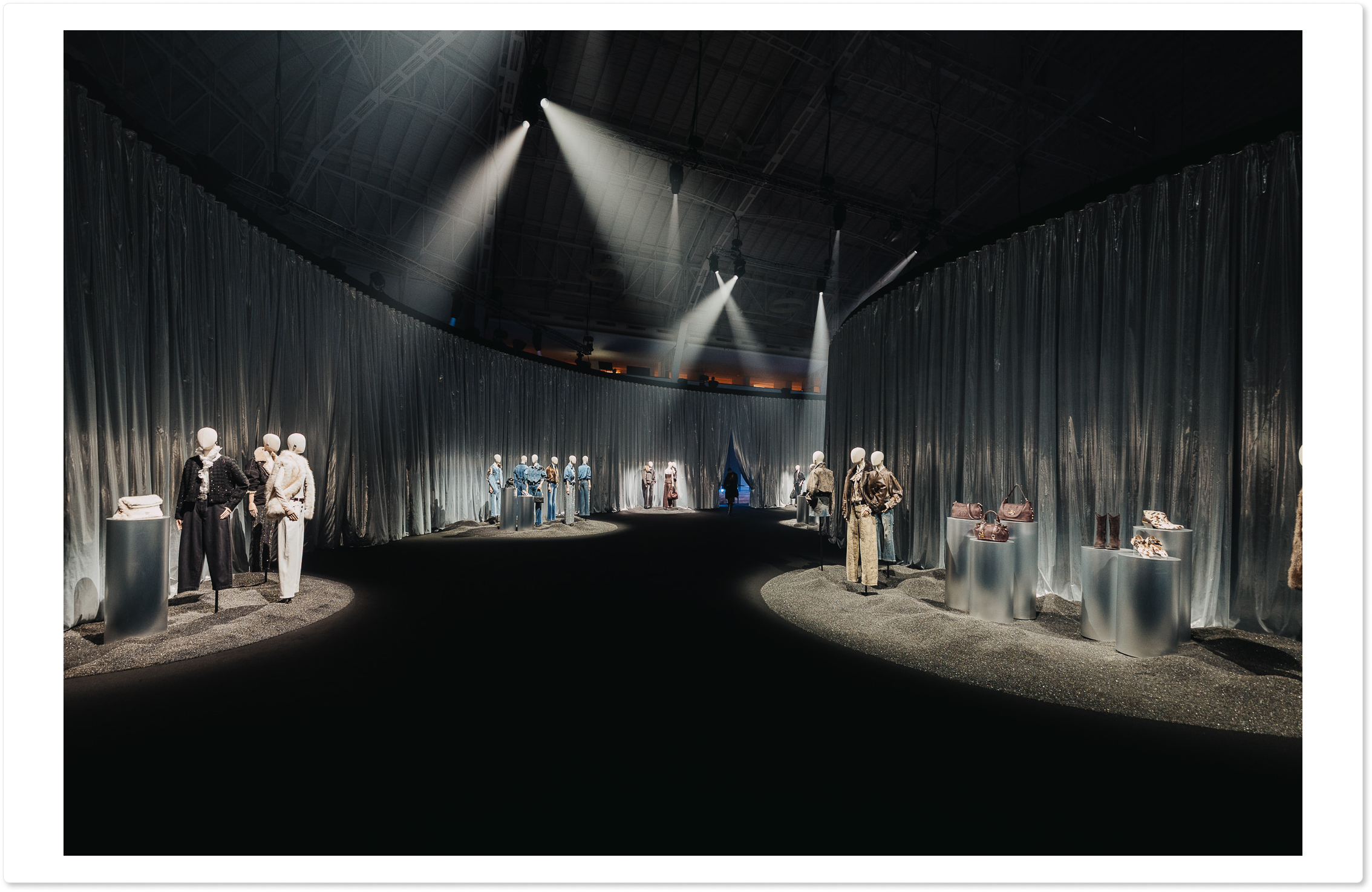 Деним, стразы, бахрома: новая глава бренда Liu Jo (фото 4)