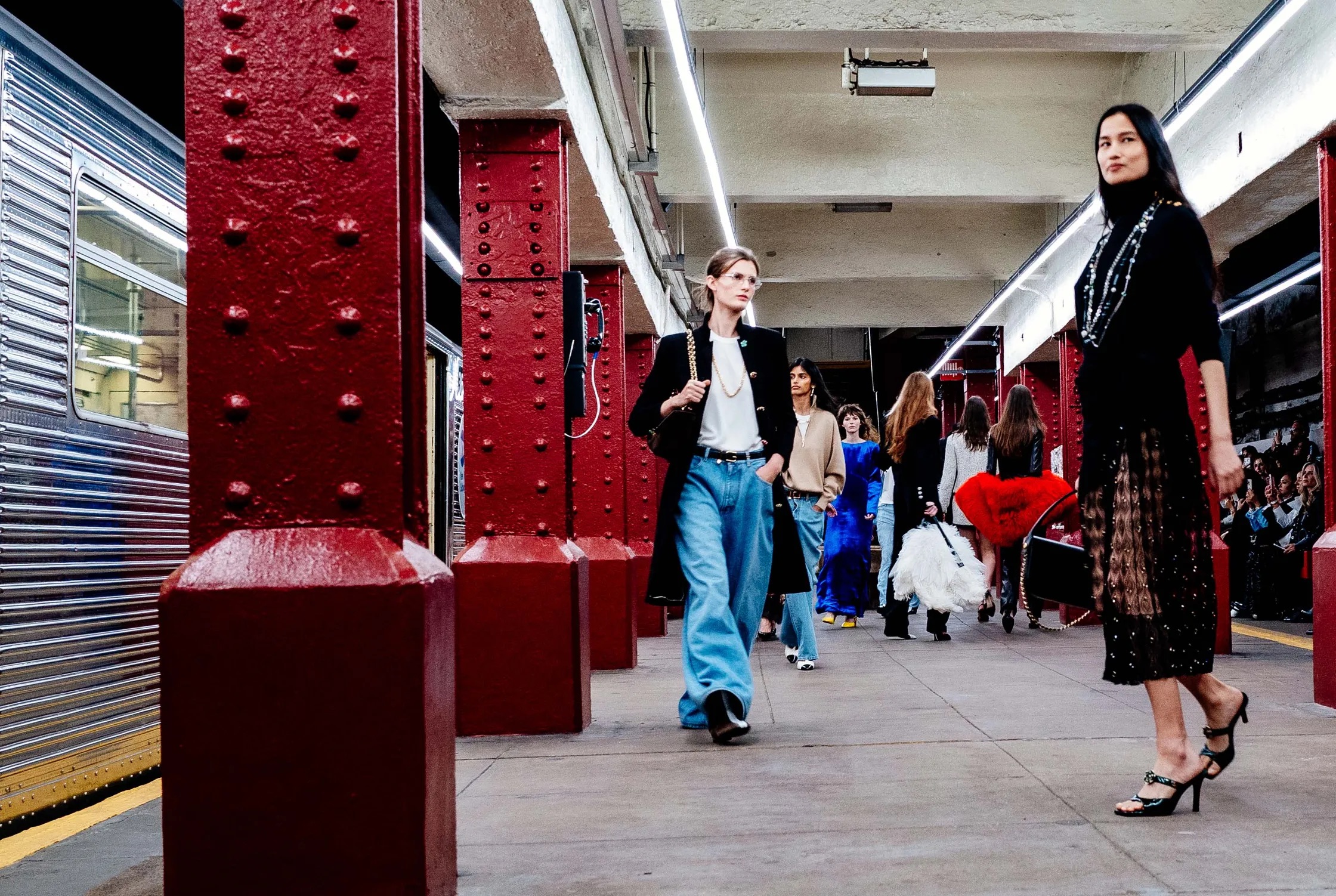 The next station is. Каким получился первый показ Chanel Metiers d'Art Матье Блази в Нью-Йорке (фото 7)