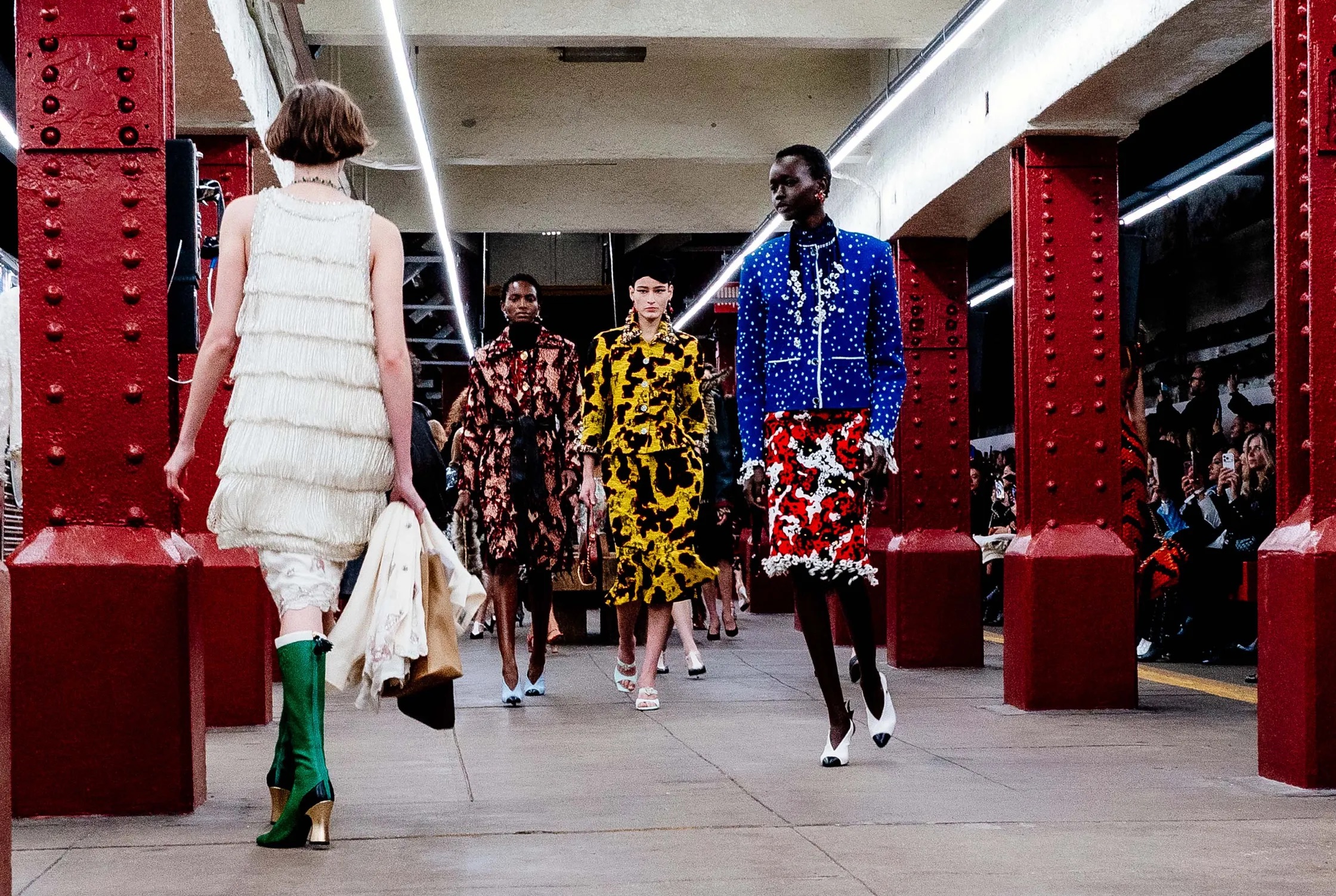 The next station is. Каким получился первый показ Chanel Metiers d'Art Матье Блази в Нью-Йорке (фото 9)