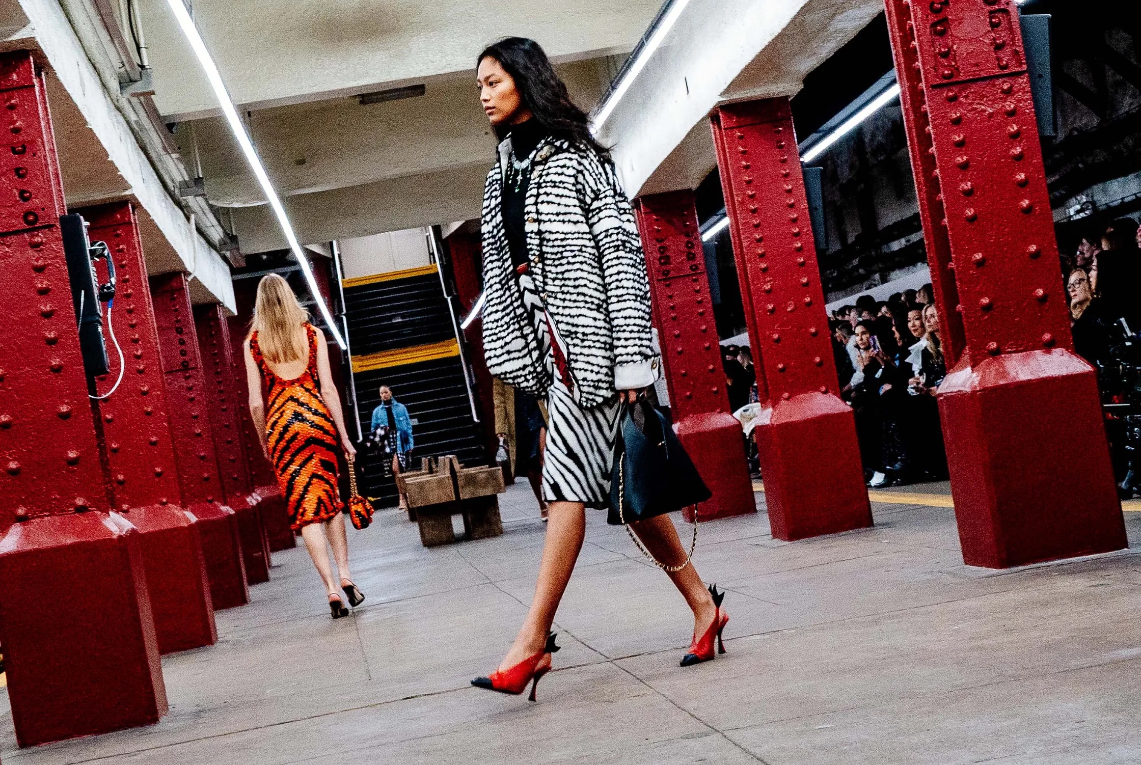 The next station is. Каким получился первый показ Chanel Metiers d'Art Матье Блази в Нью-Йорке (фото 6)