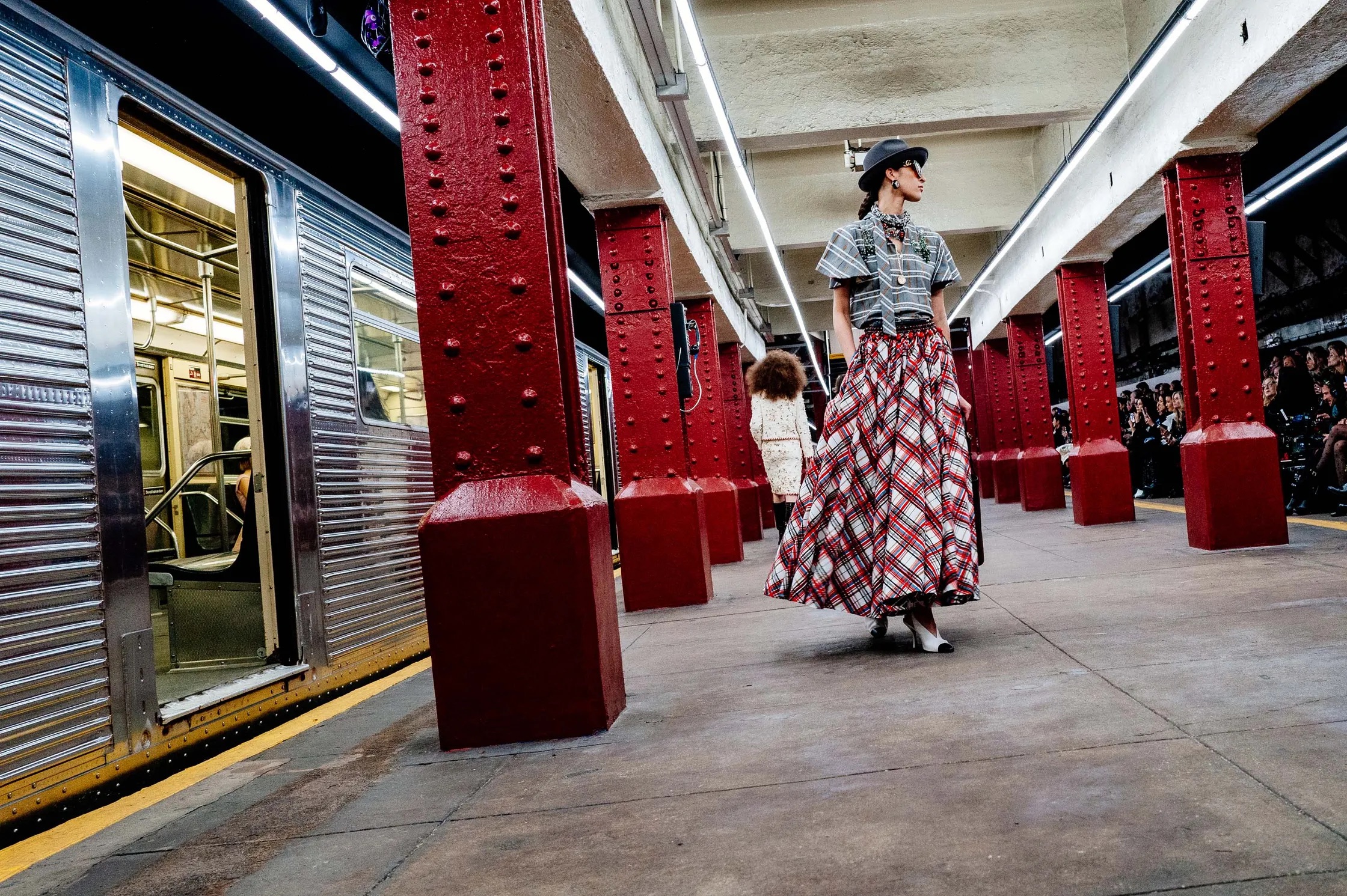 The next station is. Каким получился первый показ Chanel Metiers d'Art Матье Блази в Нью-Йорке (фото 8)