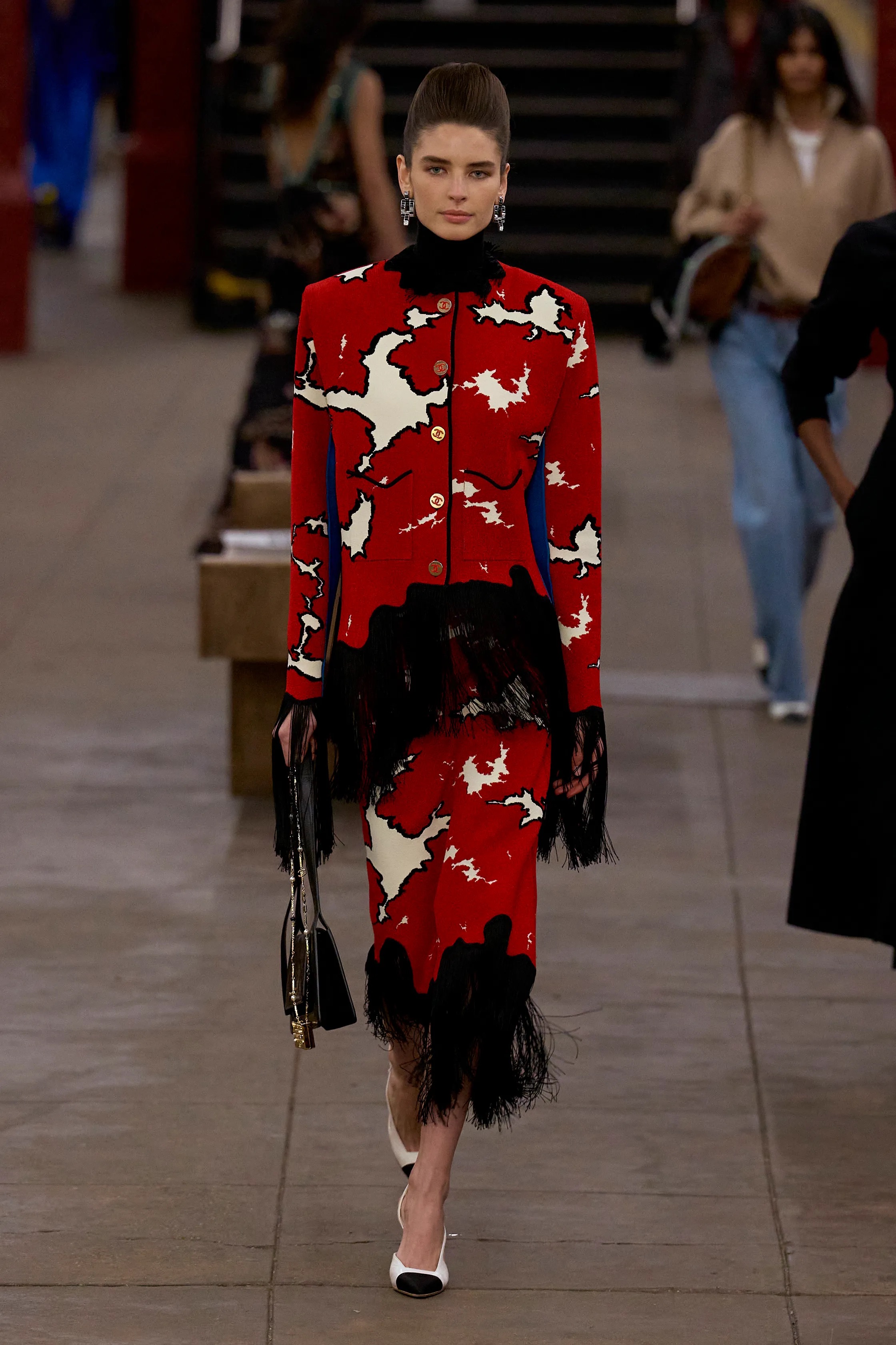 The next station is. Каким получился первый показ Chanel Metiers d'Art Матье Блази в Нью-Йорке (фото 13)