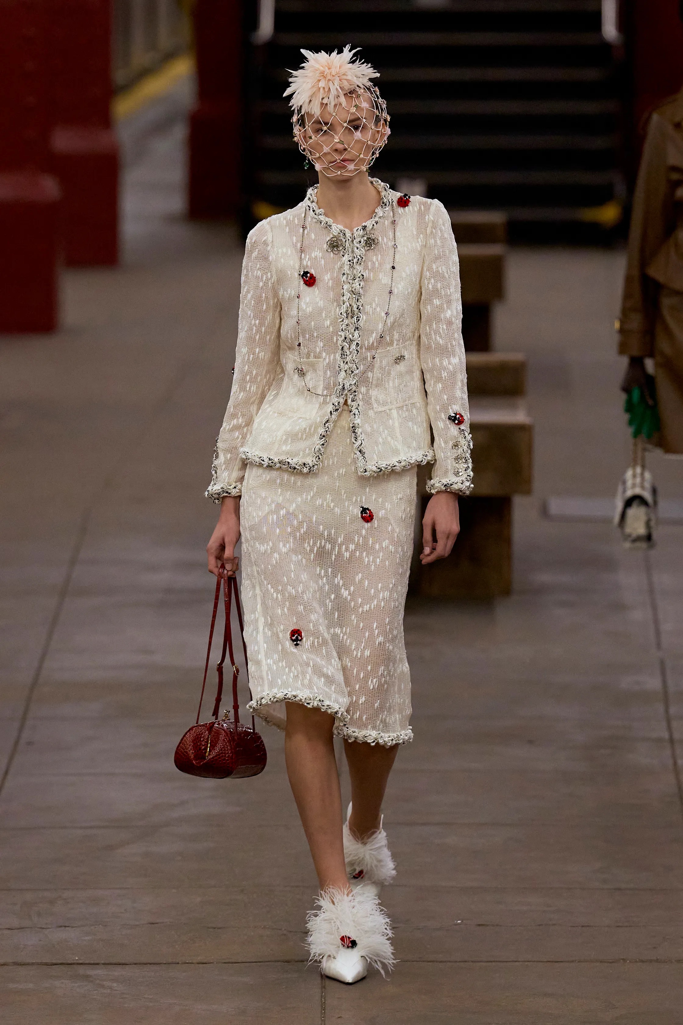 The next station is. Каким получился первый показ Chanel Metiers d'Art Матье Блази в Нью-Йорке (фото 15)