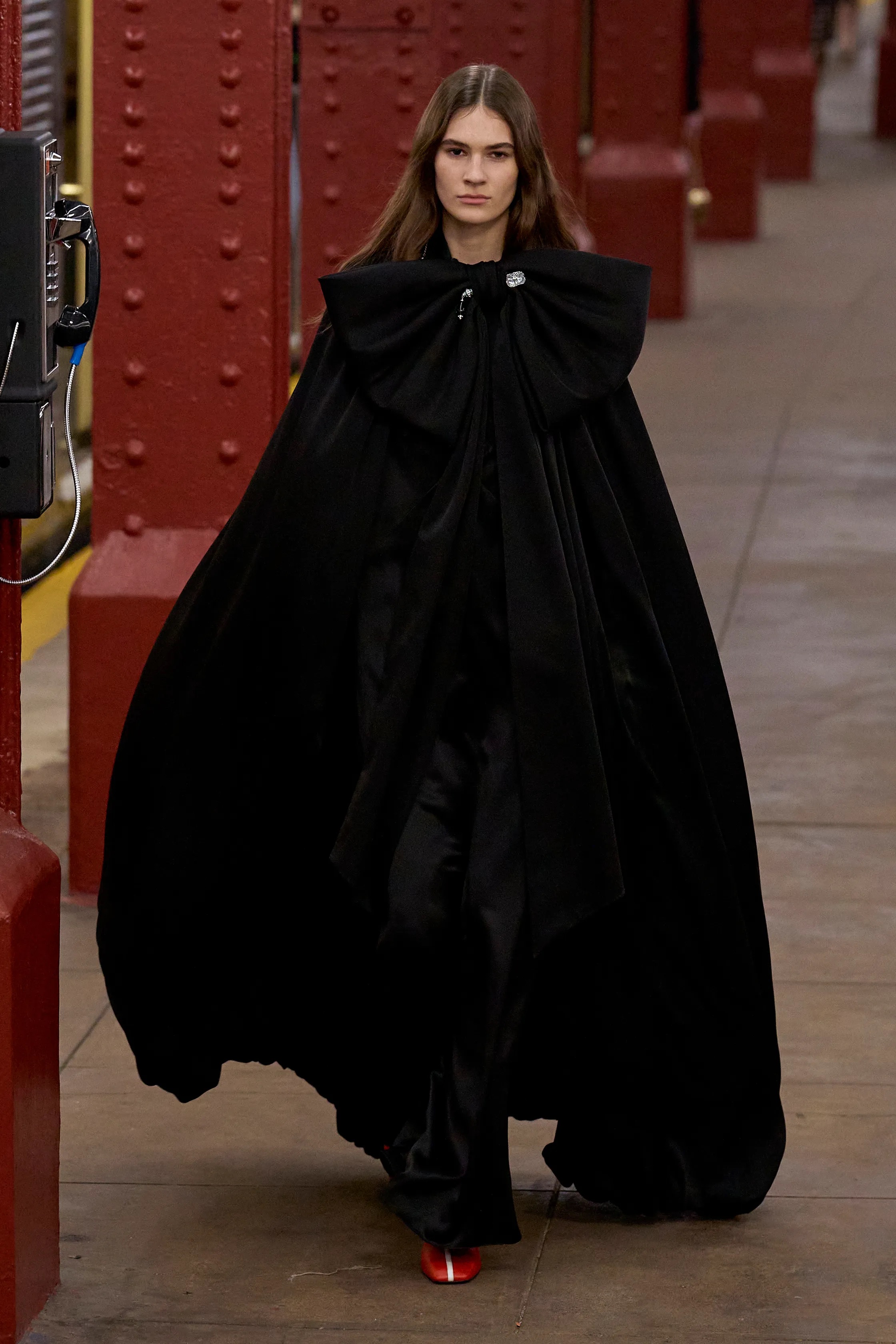 The next station is. Каким получился первый показ Chanel Metiers d'Art Матье Блази в Нью-Йорке (фото 20)