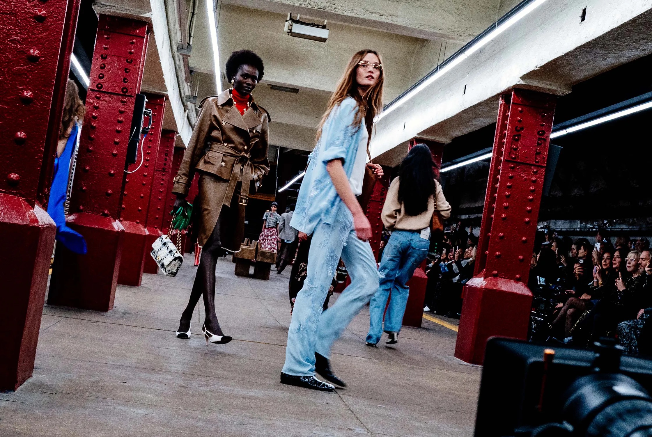 The next station is. Каким получился первый показ Chanel Metiers d'Art Матье Блази в Нью-Йорке (фото 24)