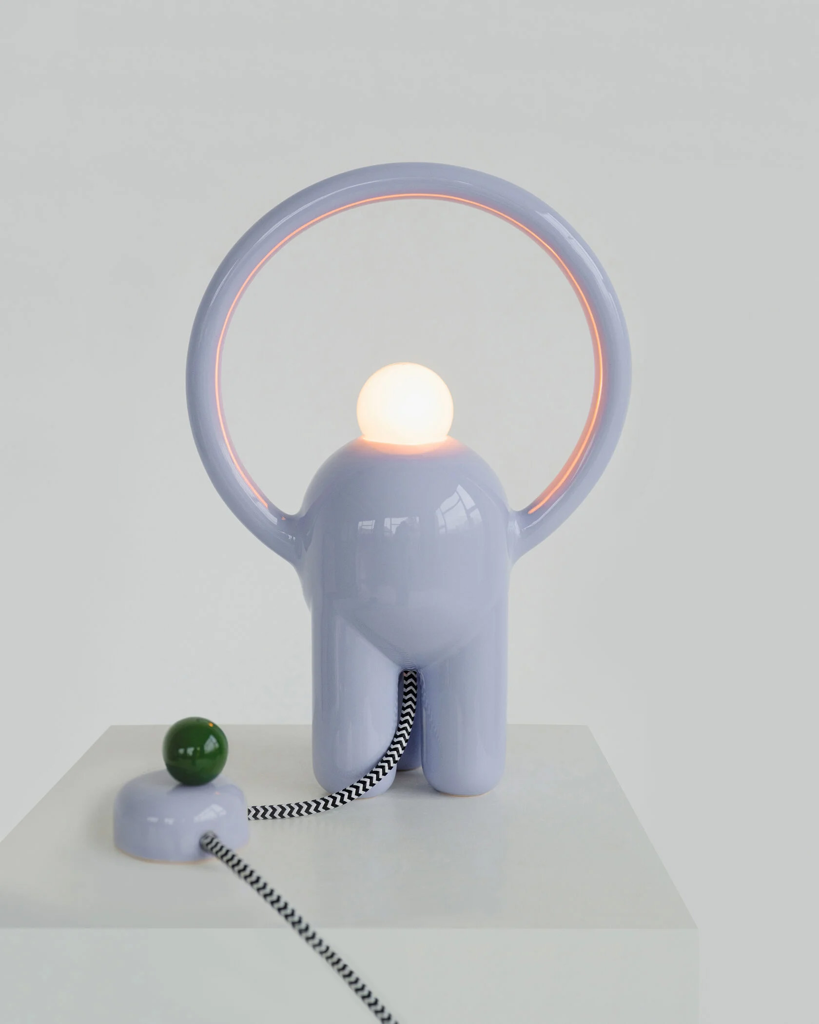 Статуэтки, фарфор и даже светильники: 26 подарков на зимние праздники для тех, кто любит уют (фото 12)