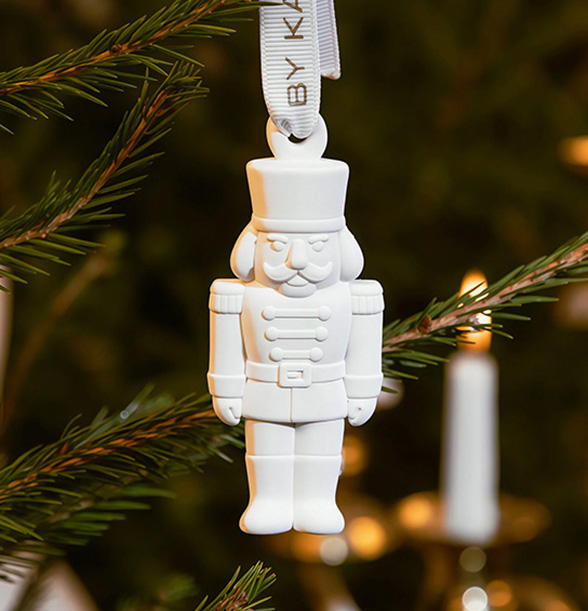 Статуэтки, фарфор и даже светильники: 26 подарков на зимние праздники для тех, кто любит уют (фото 18)