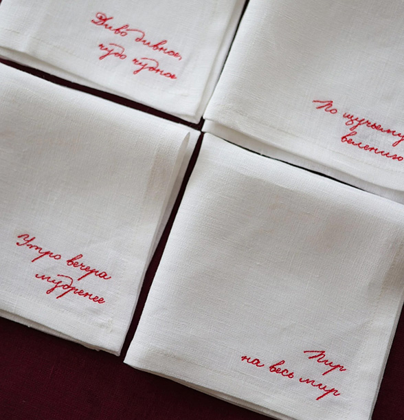 Статуэтки, фарфор и даже светильники: 26 подарков на зимние праздники для тех, кто любит уют (фото 23)