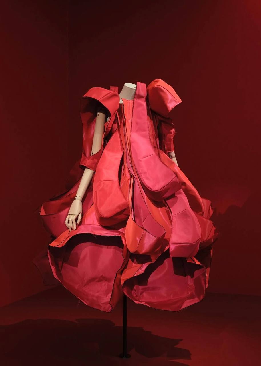 В Национальной галерее Виктории в Мельбурне открылась выставка Westwood | Kawakubo (фото 7)