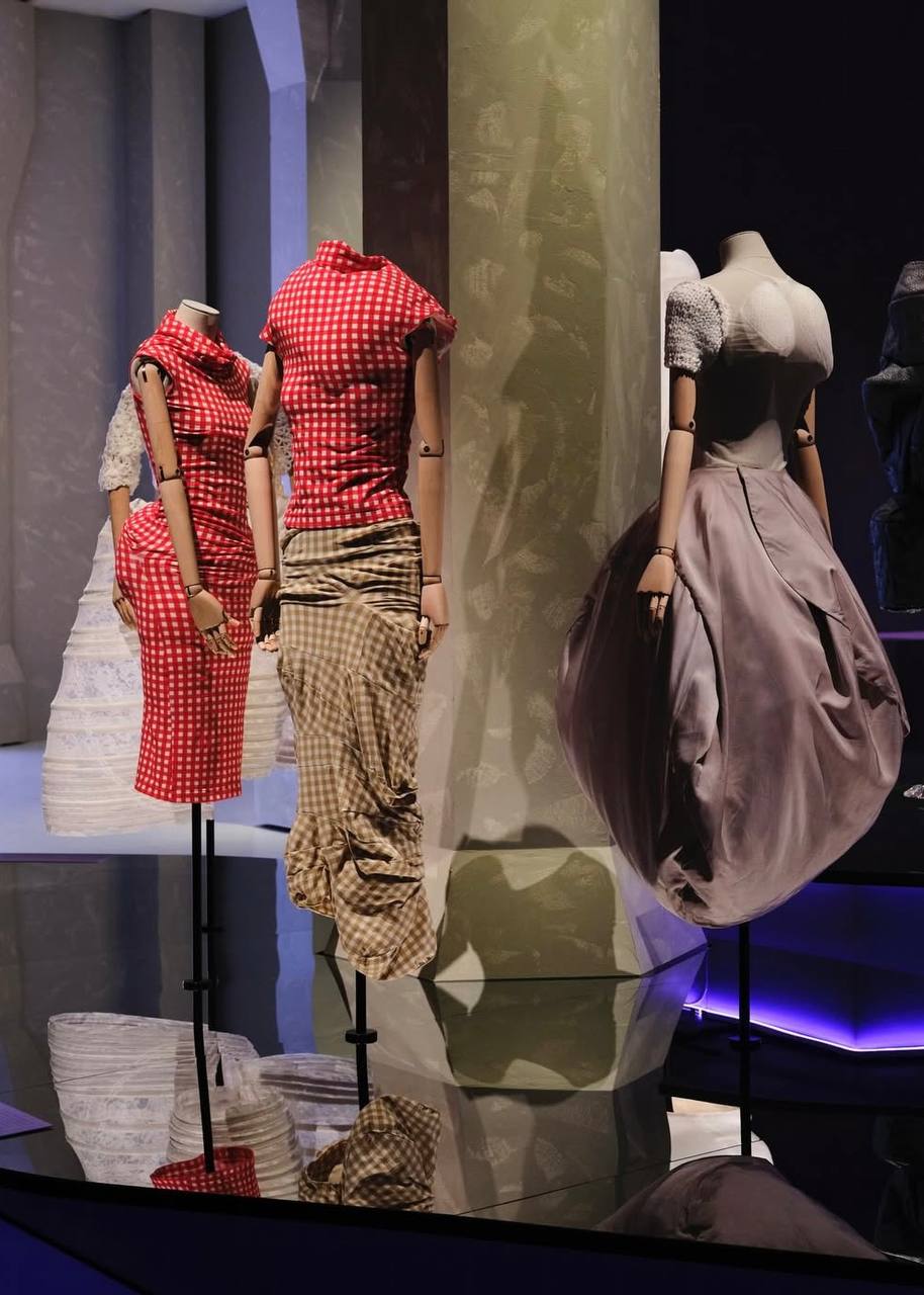 В Национальной галерее Виктории в Мельбурне открылась выставка Westwood | Kawakubo (фото 8)