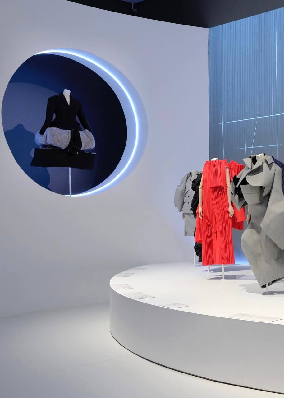 В Национальной галерее Виктории в Мельбурне открылась выставка Westwood | Kawakubo (фото 2)