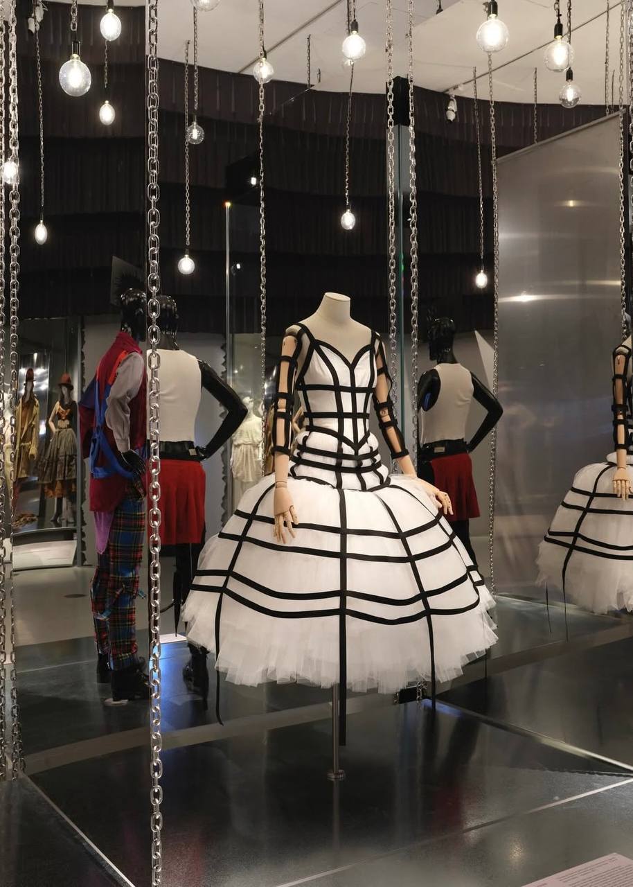В Национальной галерее Виктории в Мельбурне открылась выставка Westwood | Kawakubo (фото 4)
