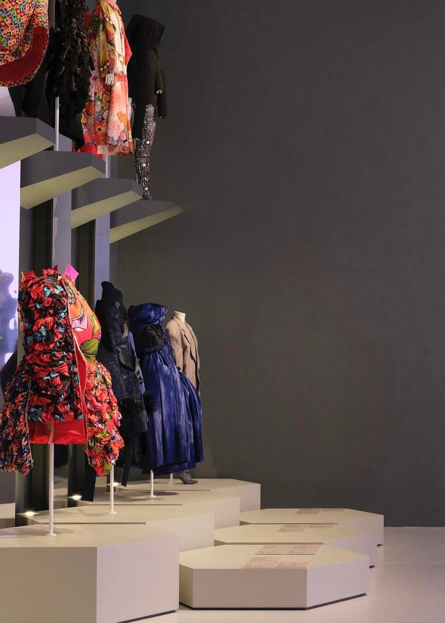 В Национальной галерее Виктории в Мельбурне открылась выставка Westwood | Kawakubo (фото 3)