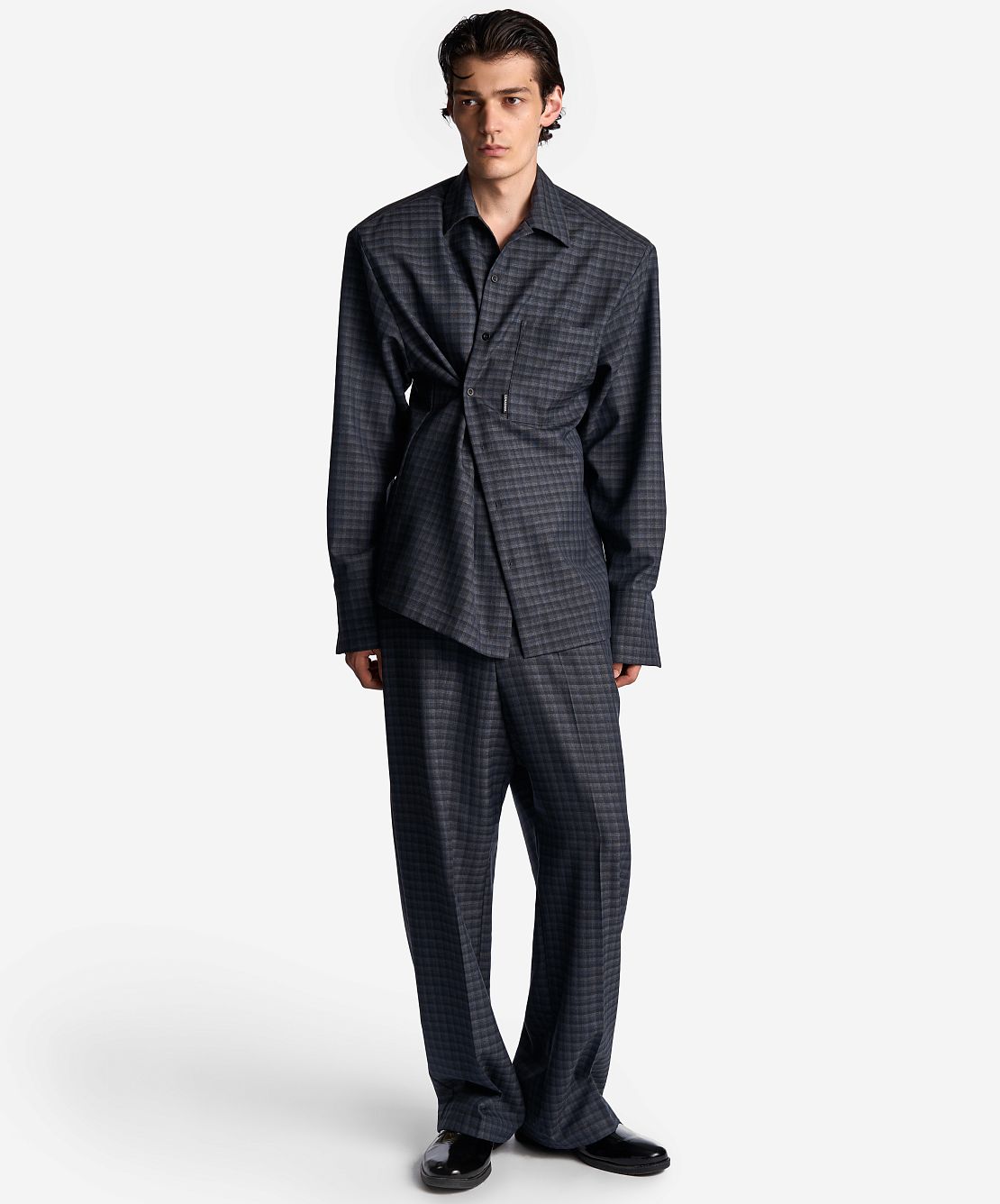 Смокинги, оверсайз-пиджаки и худи: в чем встречать Новый год 2026 мужчинам (фото 4)