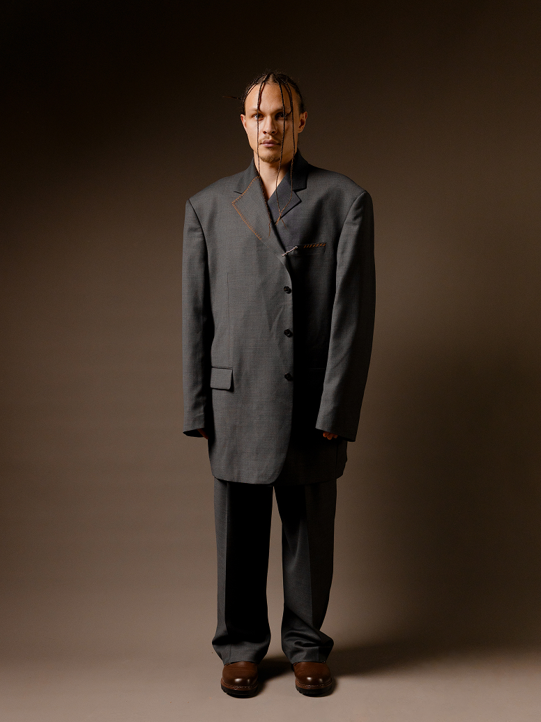 Смокинги, оверсайз-пиджаки и худи: в чем встречать Новый год 2026 мужчинам (фото 7)