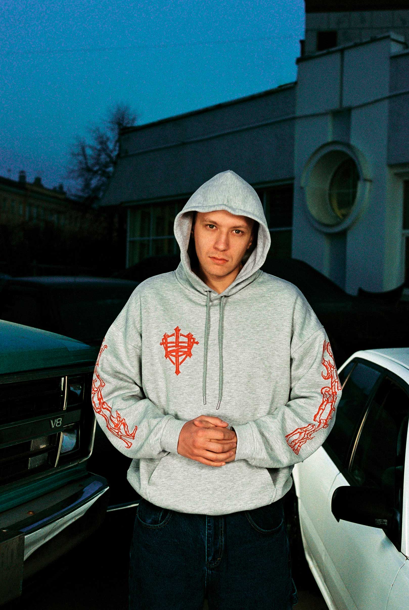 Смокинги, оверсайз-пиджаки и худи: в чем встречать Новый год 2026 мужчинам (фото 12)