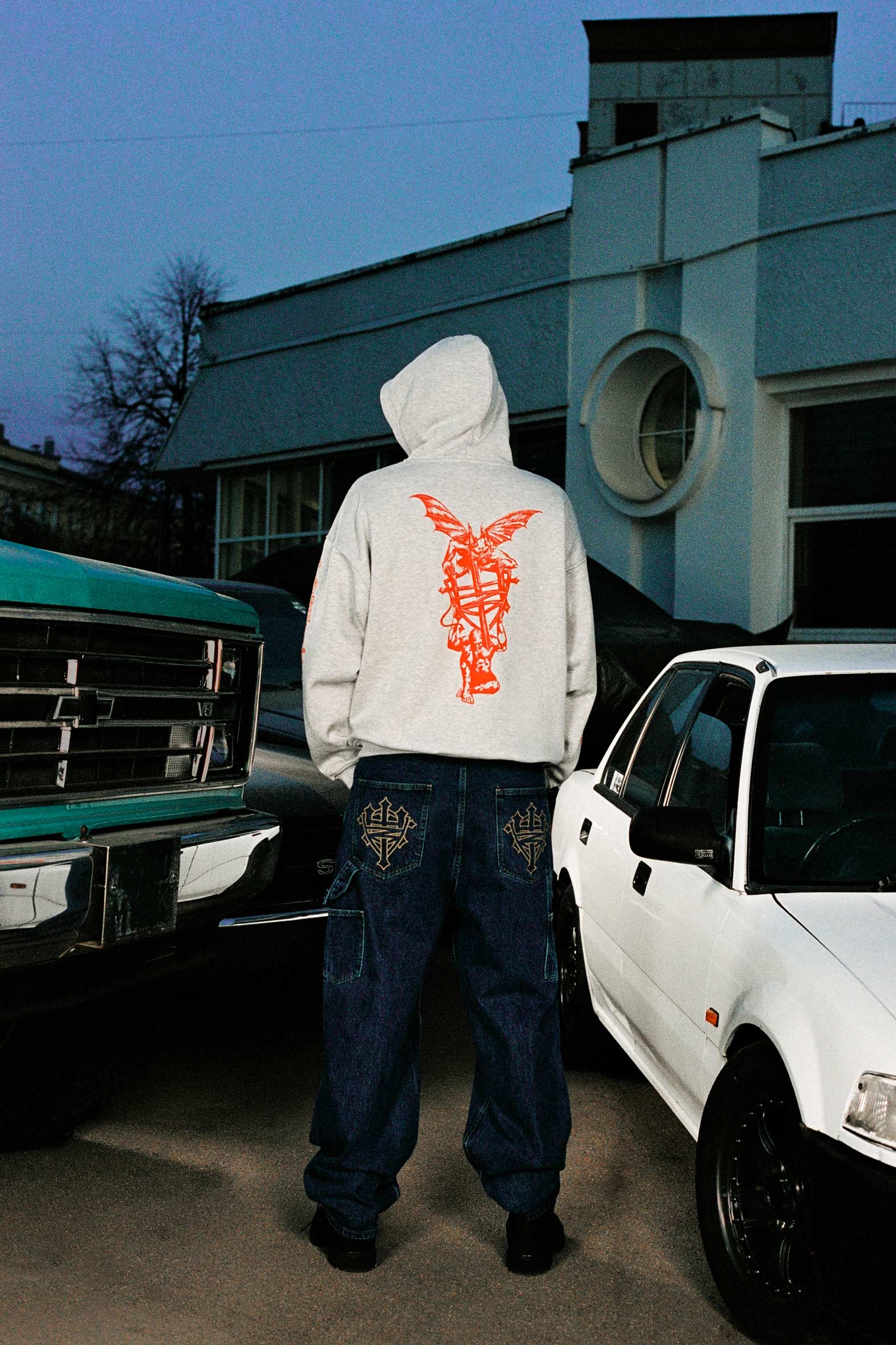 Смокинги, оверсайз-пиджаки и худи: в чем встречать Новый год 2026 мужчинам (фото 11)