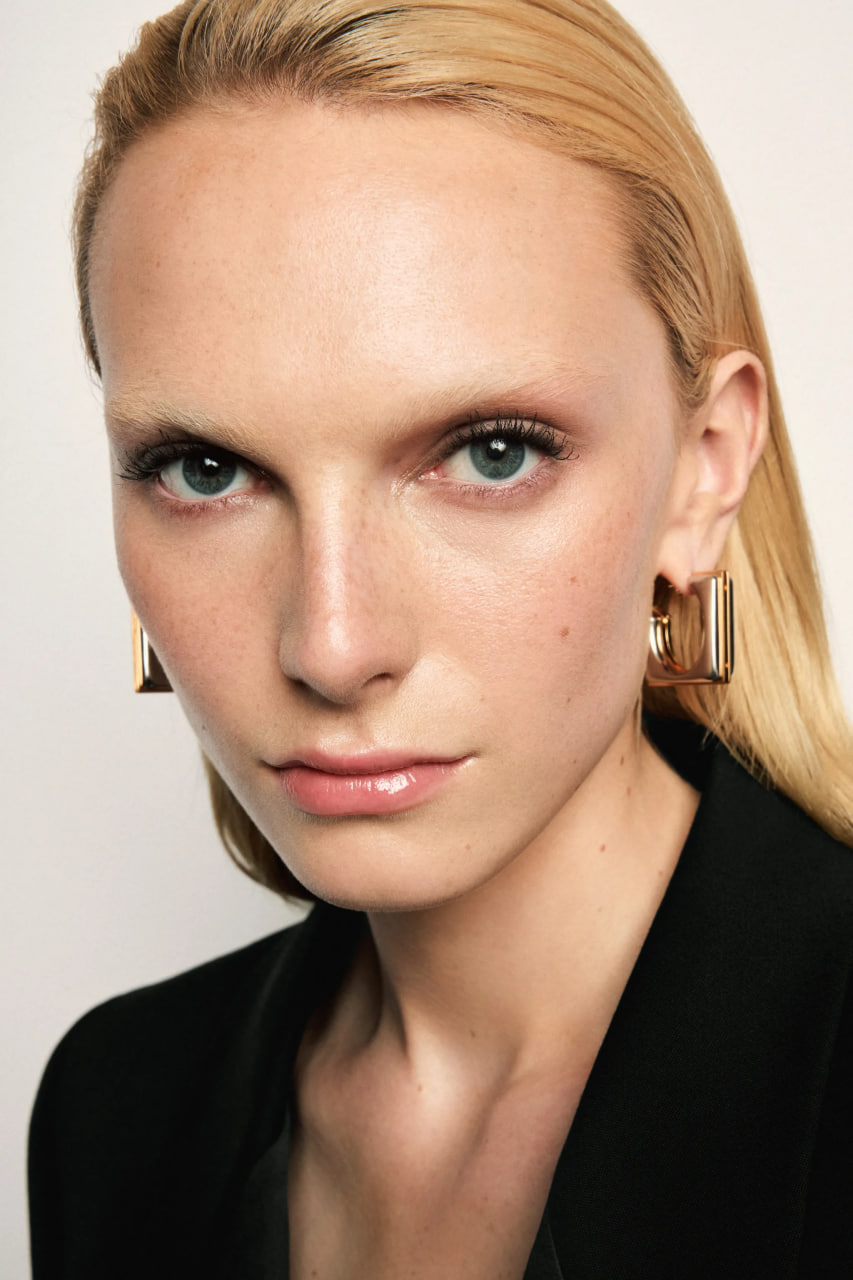 Модель Алекс Консани стала лицом кампании YSL Beauty (фото 1)