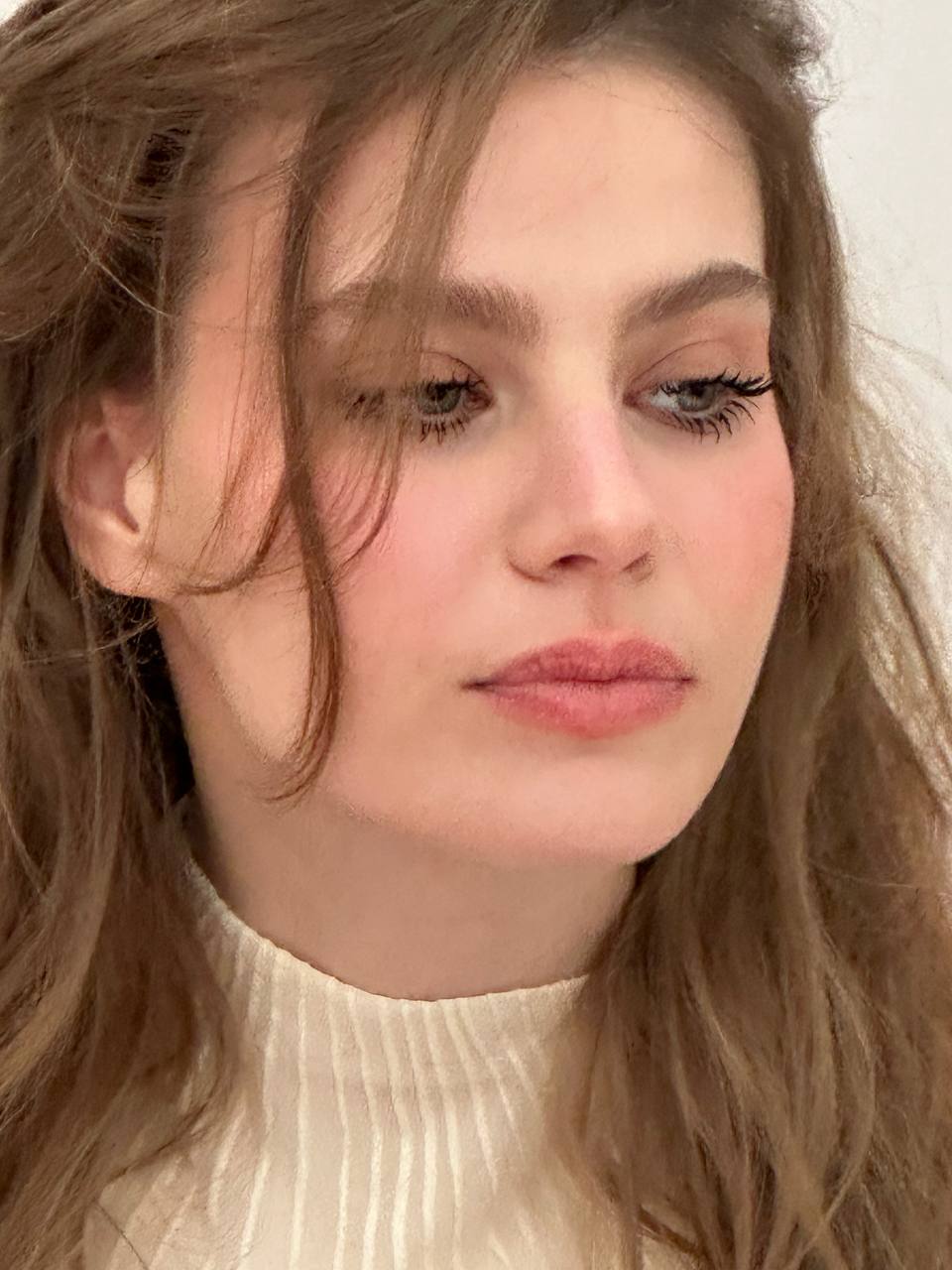 Графика на глазах и кожа в блестках: макияж для новогодней ночи 2026 (фото 8)