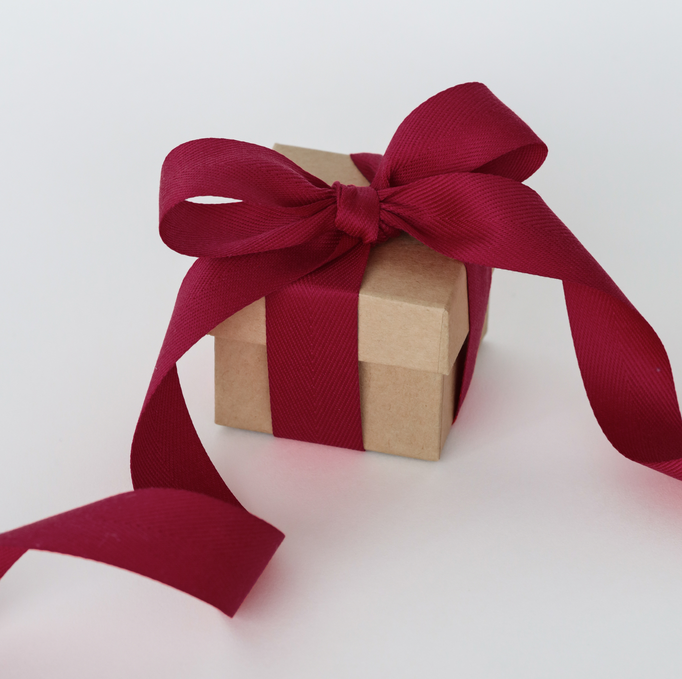 Встречают по обертке: варианты упаковки подарков к Новому году (фото 15)