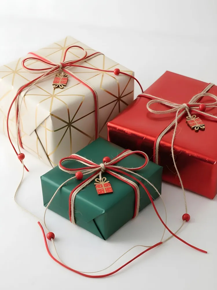 Встречают по обертке: варианты упаковки подарков к Новому году (фото 17)