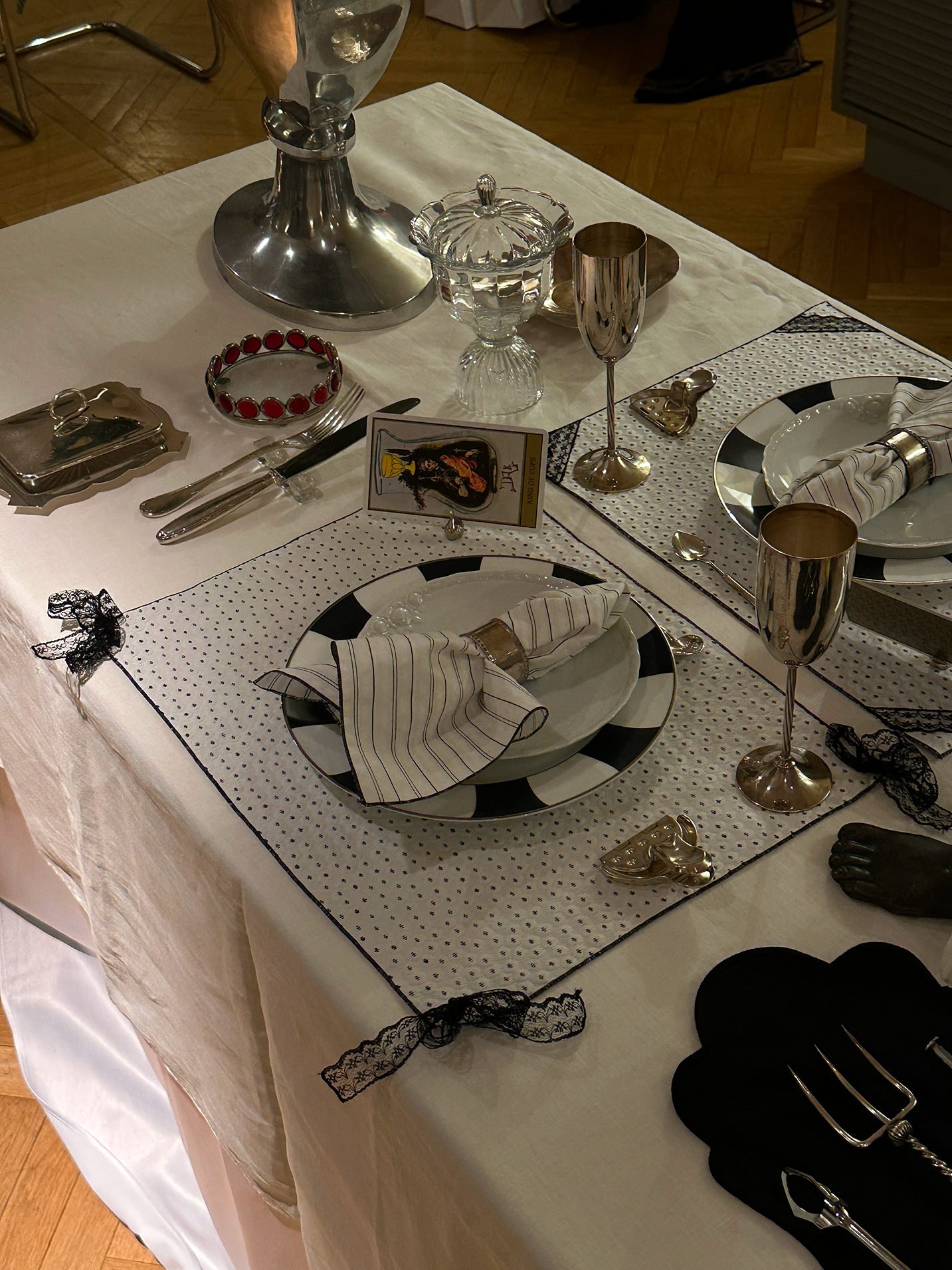 Цирковая эстетика, хвойные ветки и гималайский кедр: идеи новогодней сервировки от сет-дизайнеров (фото 5)