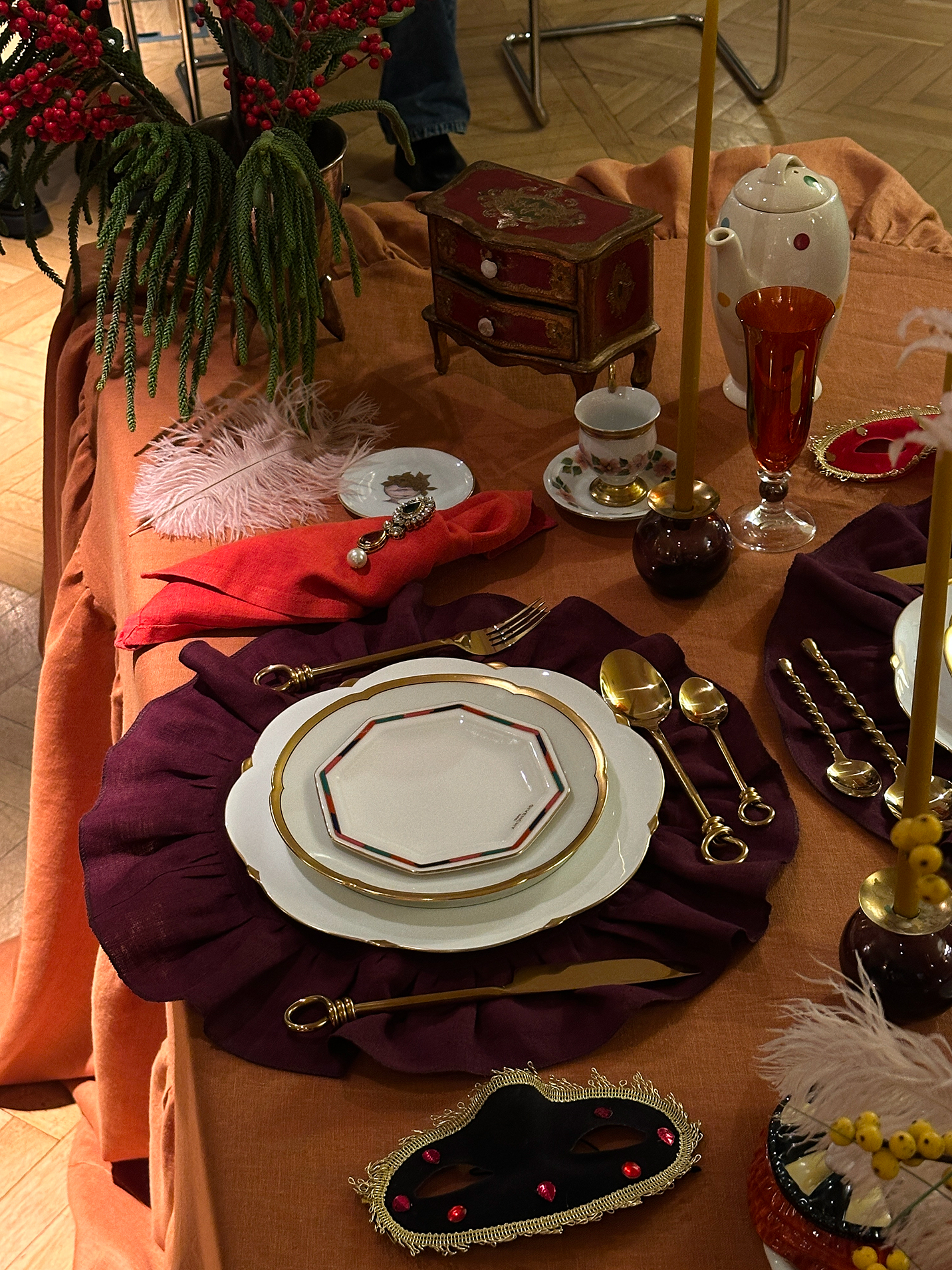 Цирковая эстетика, хвойные ветки и гималайский кедр: идеи новогодней сервировки от сет-дизайнеров (фото 2)