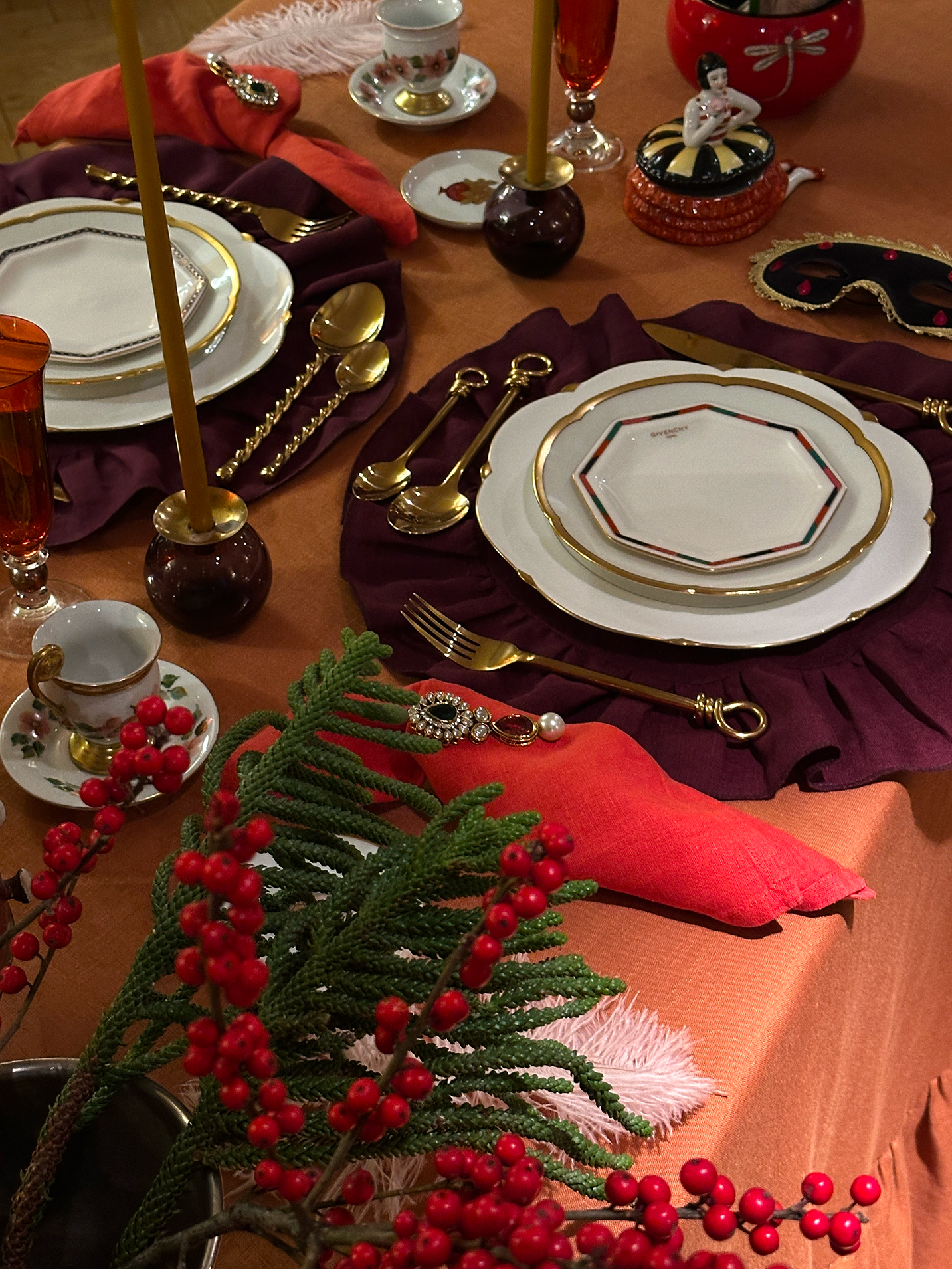 Цирковая эстетика, хвойные ветки и гималайский кедр: идеи новогодней сервировки от сет-дизайнеров (фото 3)