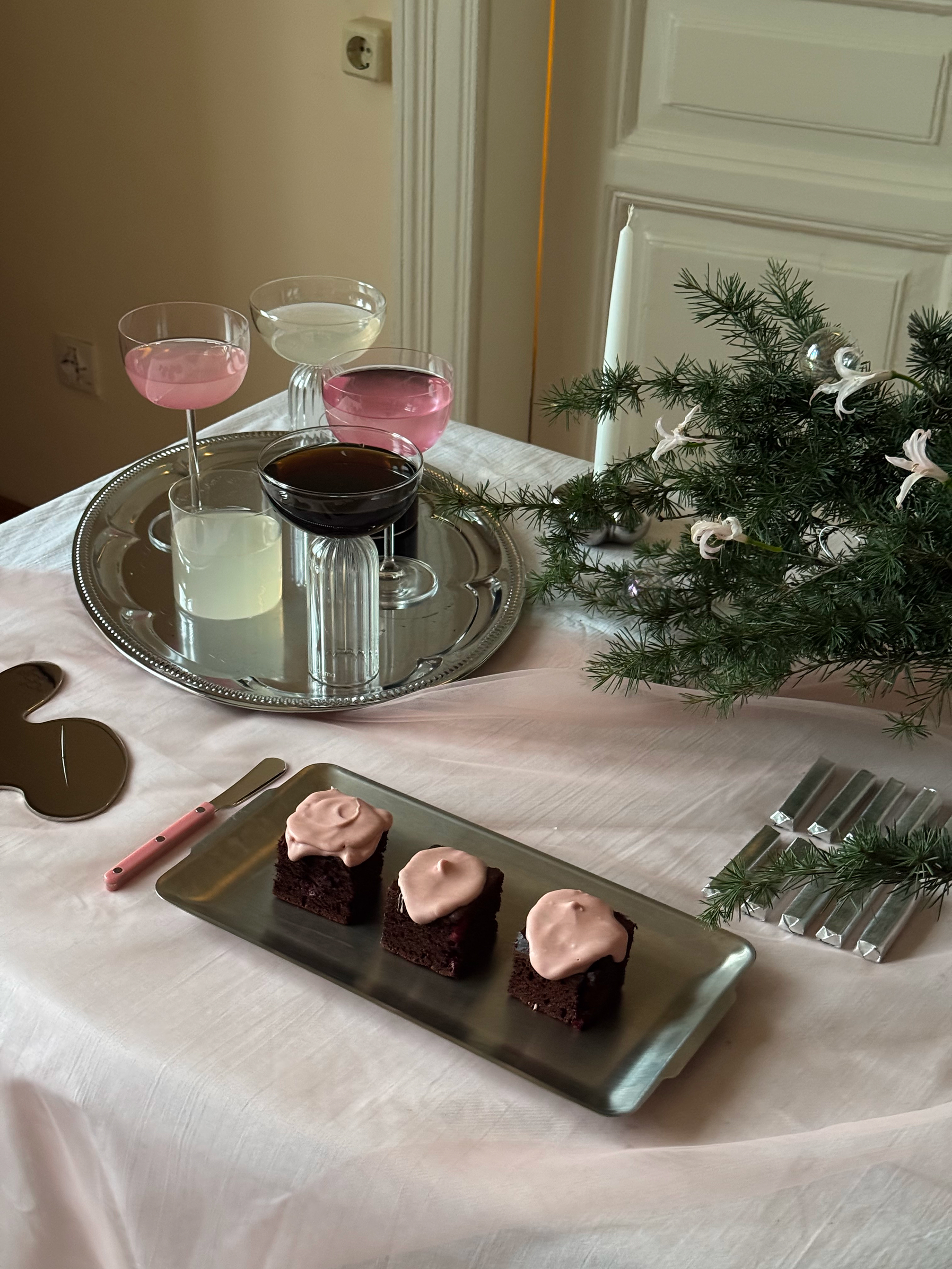 Цирковая эстетика, хвойные ветки и гималайский кедр: идеи новогодней сервировки от сет-дизайнеров (фото 9)