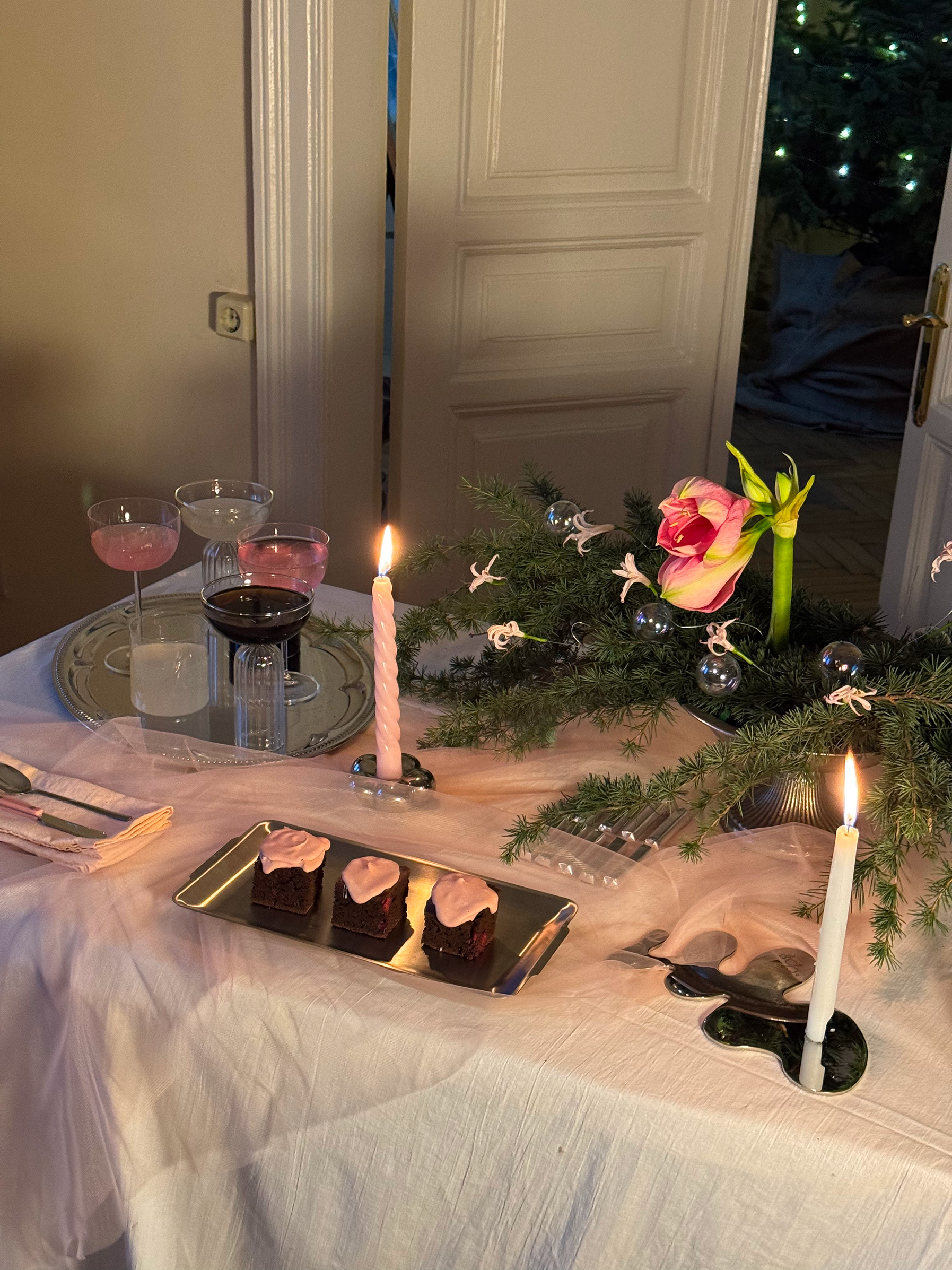 Цирковая эстетика, хвойные ветки и гималайский кедр: идеи новогодней сервировки от сет-дизайнеров (фото 8)