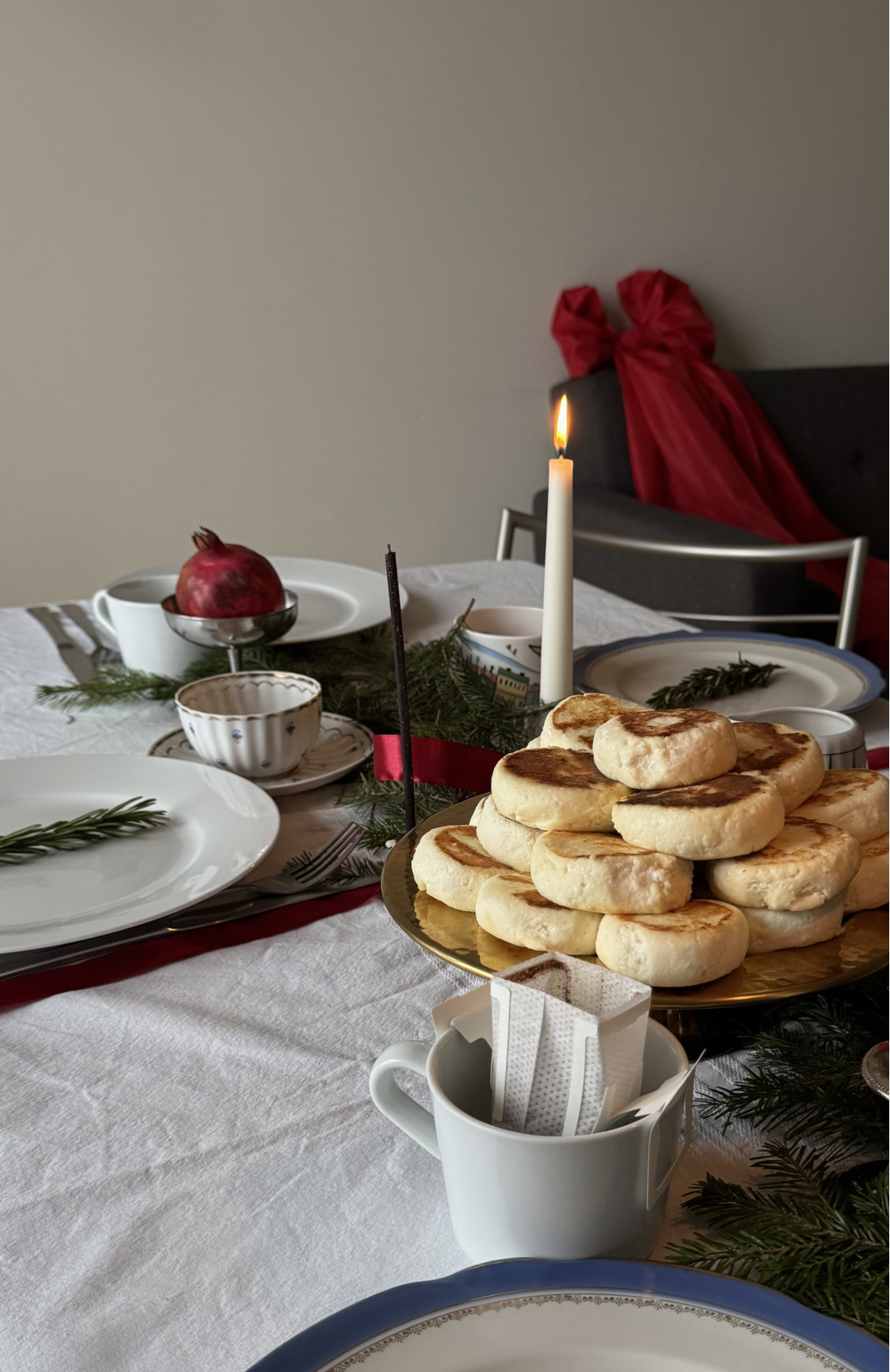 Цирковая эстетика, хвойные ветки и гималайский кедр: идеи новогодней сервировки от сет-дизайнеров (фото 14)