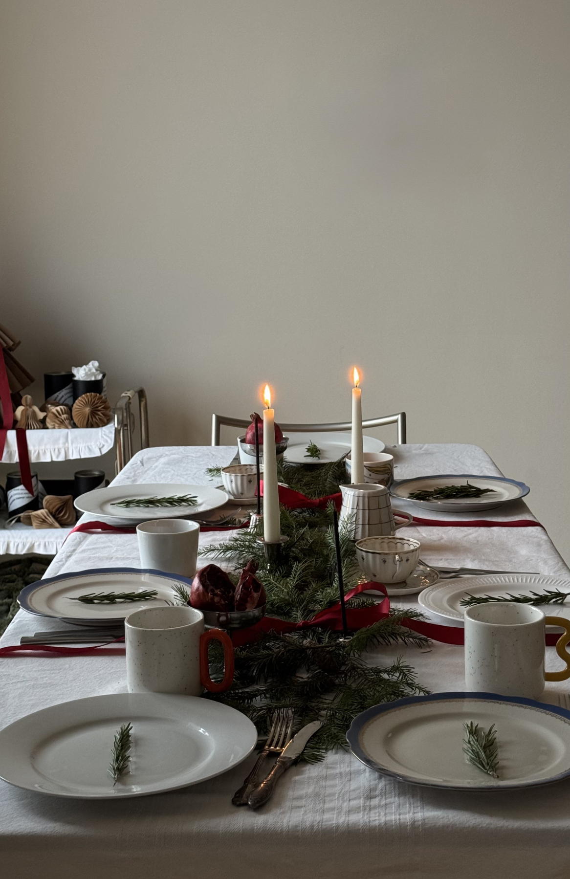 Цирковая эстетика, хвойные ветки и гималайский кедр: идеи новогодней сервировки от сет-дизайнеров (фото 13)