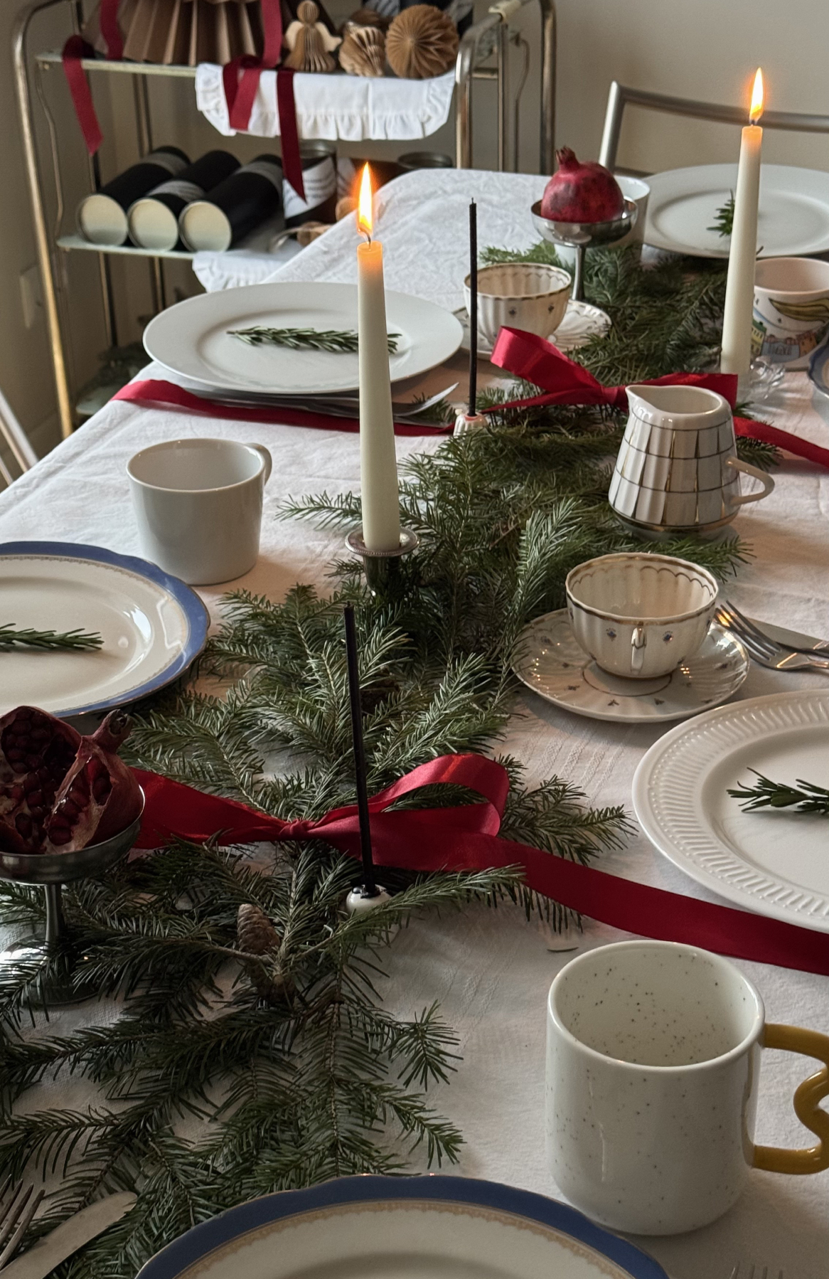 Цирковая эстетика, хвойные ветки и гималайский кедр: идеи новогодней сервировки от сет-дизайнеров (фото 12)