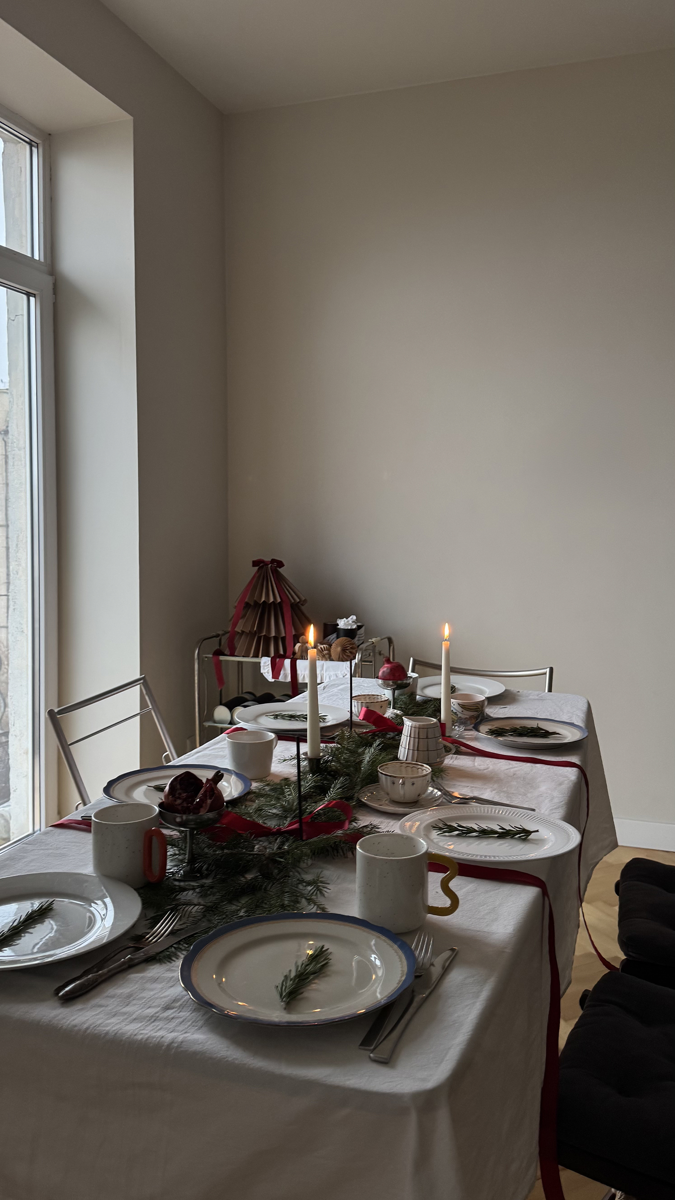 Цирковая эстетика, хвойные ветки и гималайский кедр: идеи новогодней сервировки от сет-дизайнеров (фото 16)