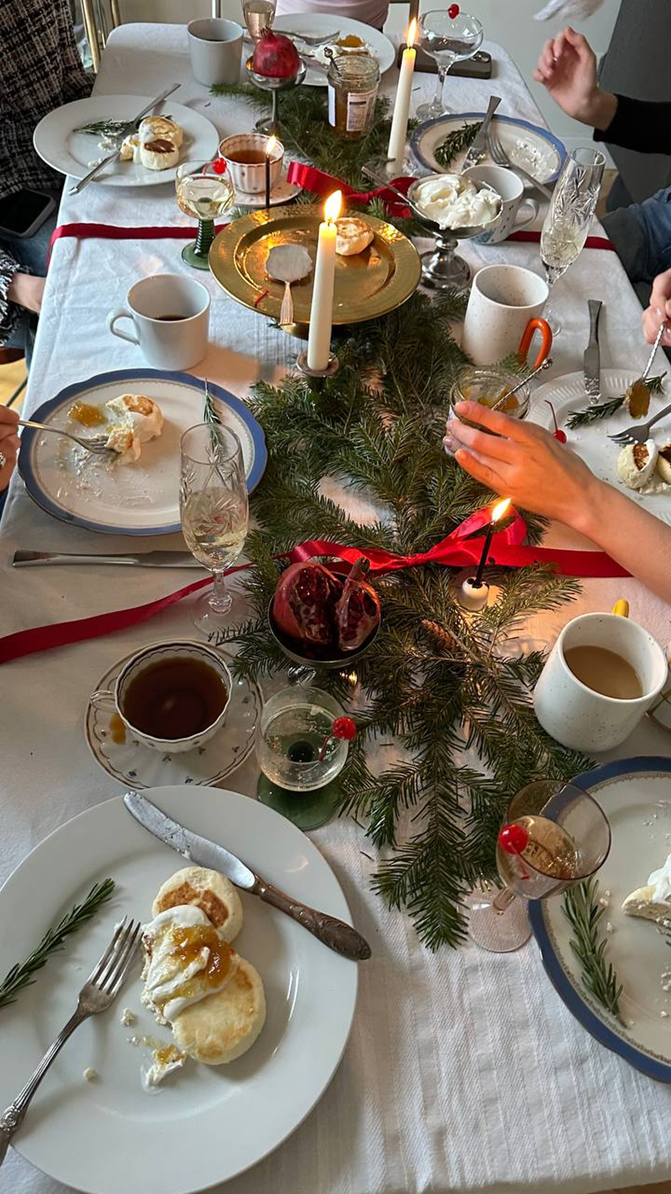 Цирковая эстетика, хвойные ветки и гималайский кедр: идеи новогодней сервировки от сет-дизайнеров (фото 15)