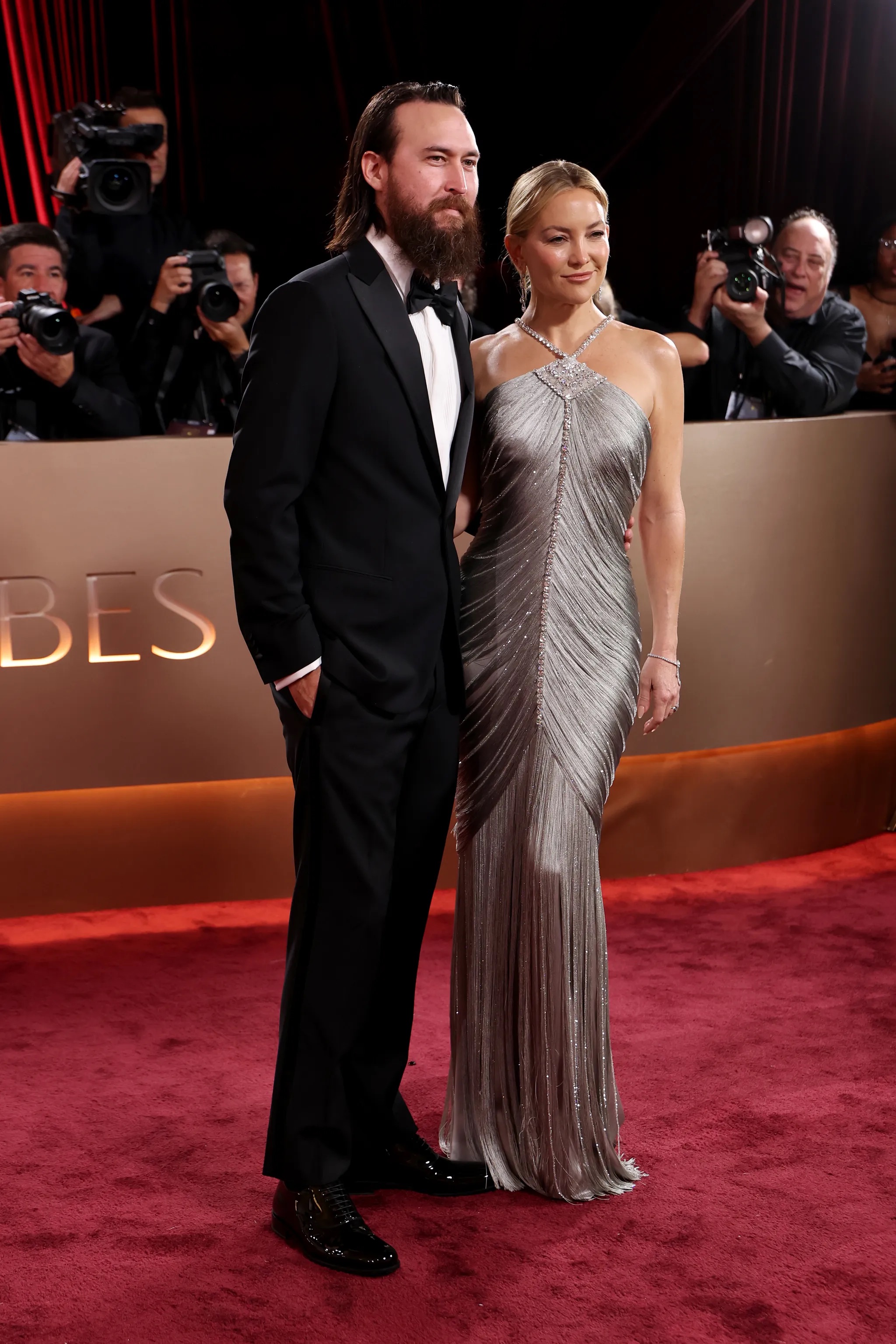 Селена Гомес в Chanel и Ариана Гранде в Vivienne Westwood: красная дорожка «Золотого глобуса — 2026» (фото 10)